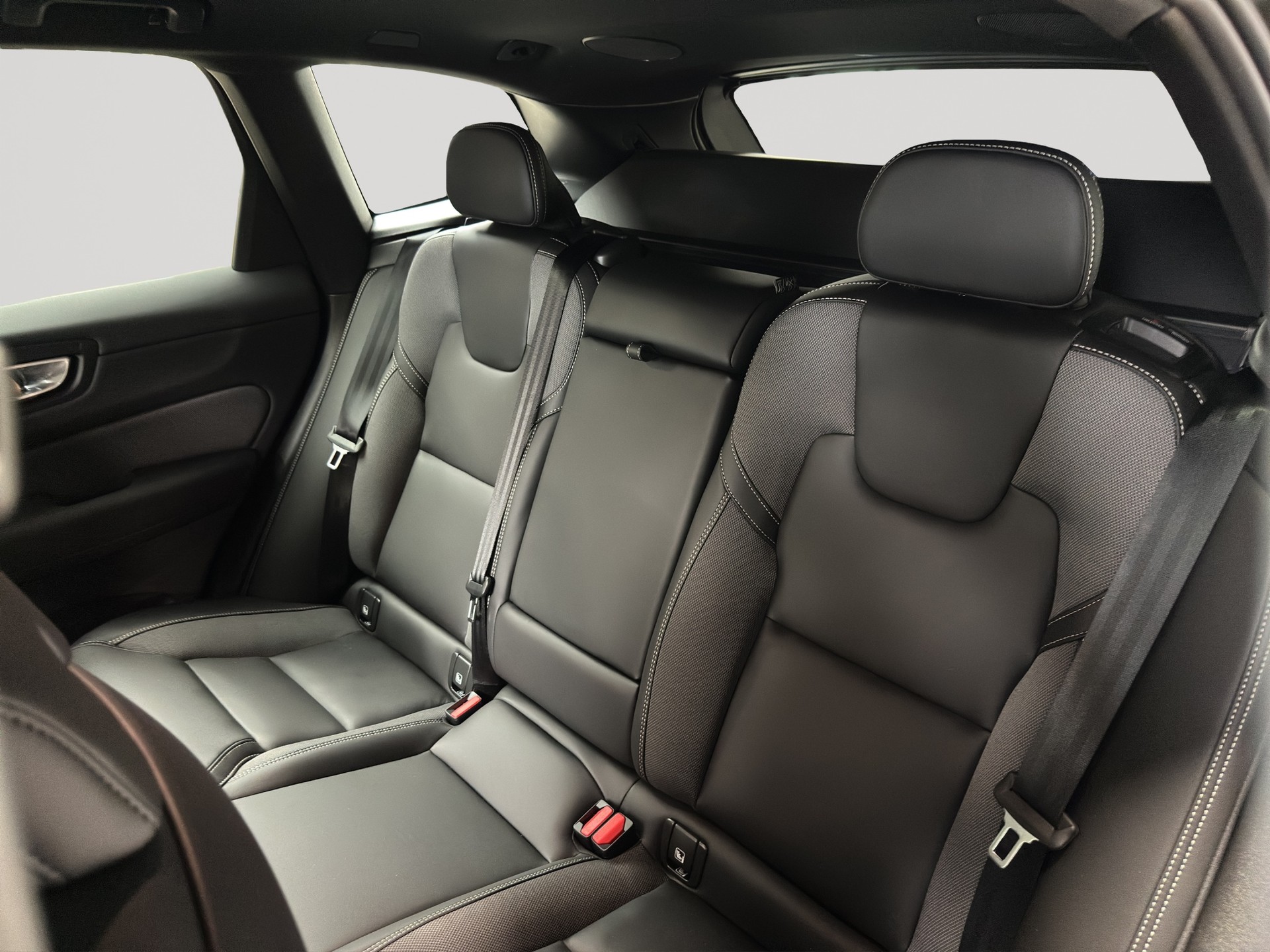 VOLVO XC60 T6 eAWD PluginHybrid Black Edition Plus Geartronic Facelift-image-7