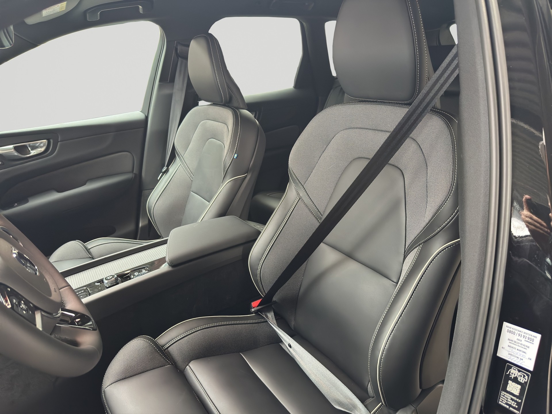 VOLVO XC60 T6 eAWD PluginHybrid Black Edition Plus Geartronic Facelift-image-5