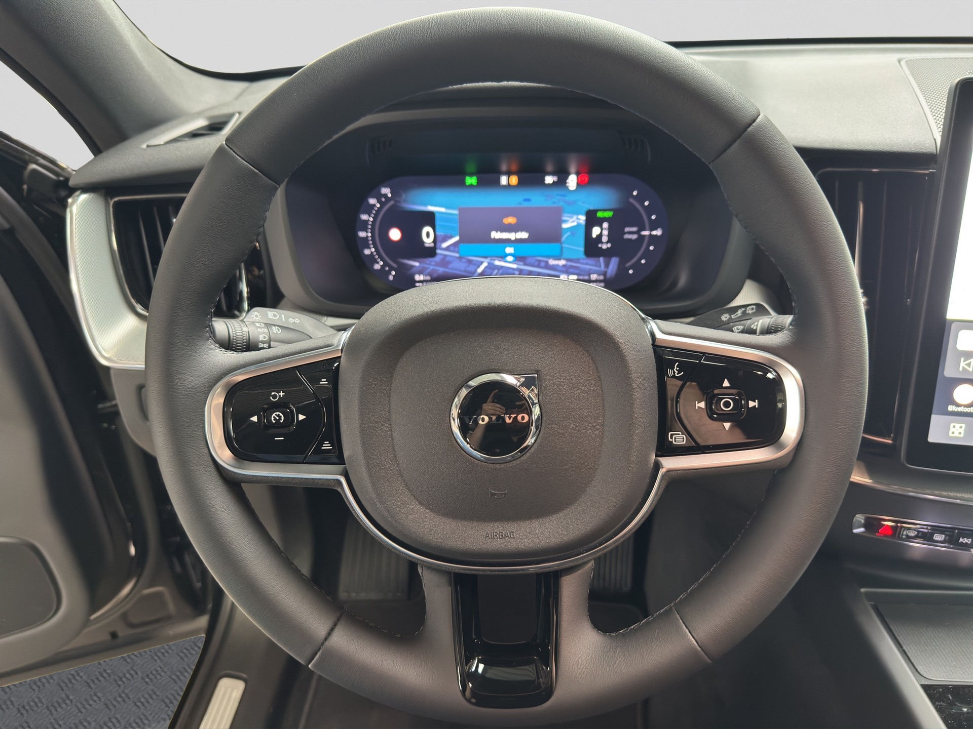 VOLVO XC60 T6 eAWD PluginHybrid Black Edition Plus Geartronic Facelift-image-10