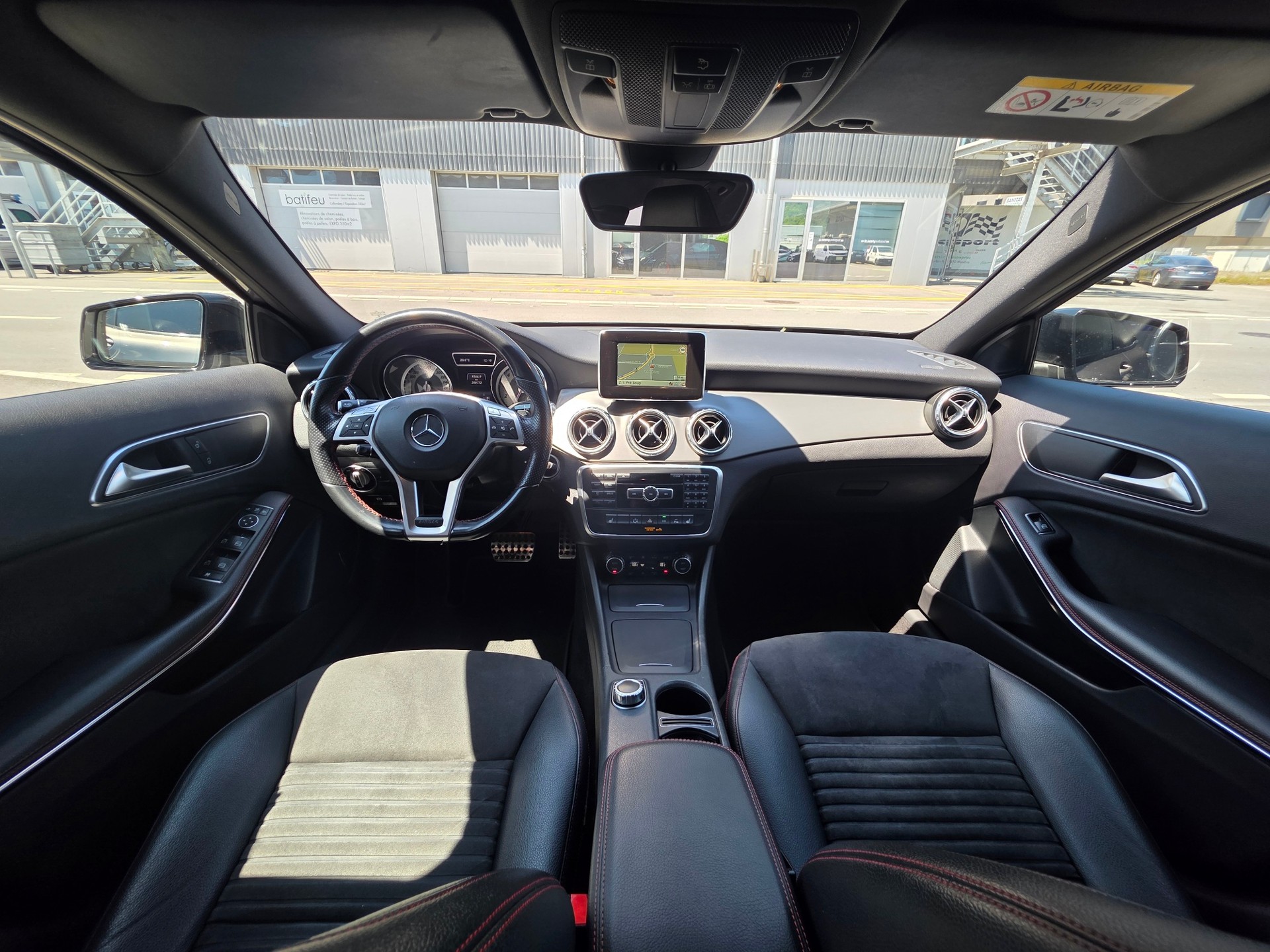 MERCEDES-BENZ GLA 200 Style-image-8
