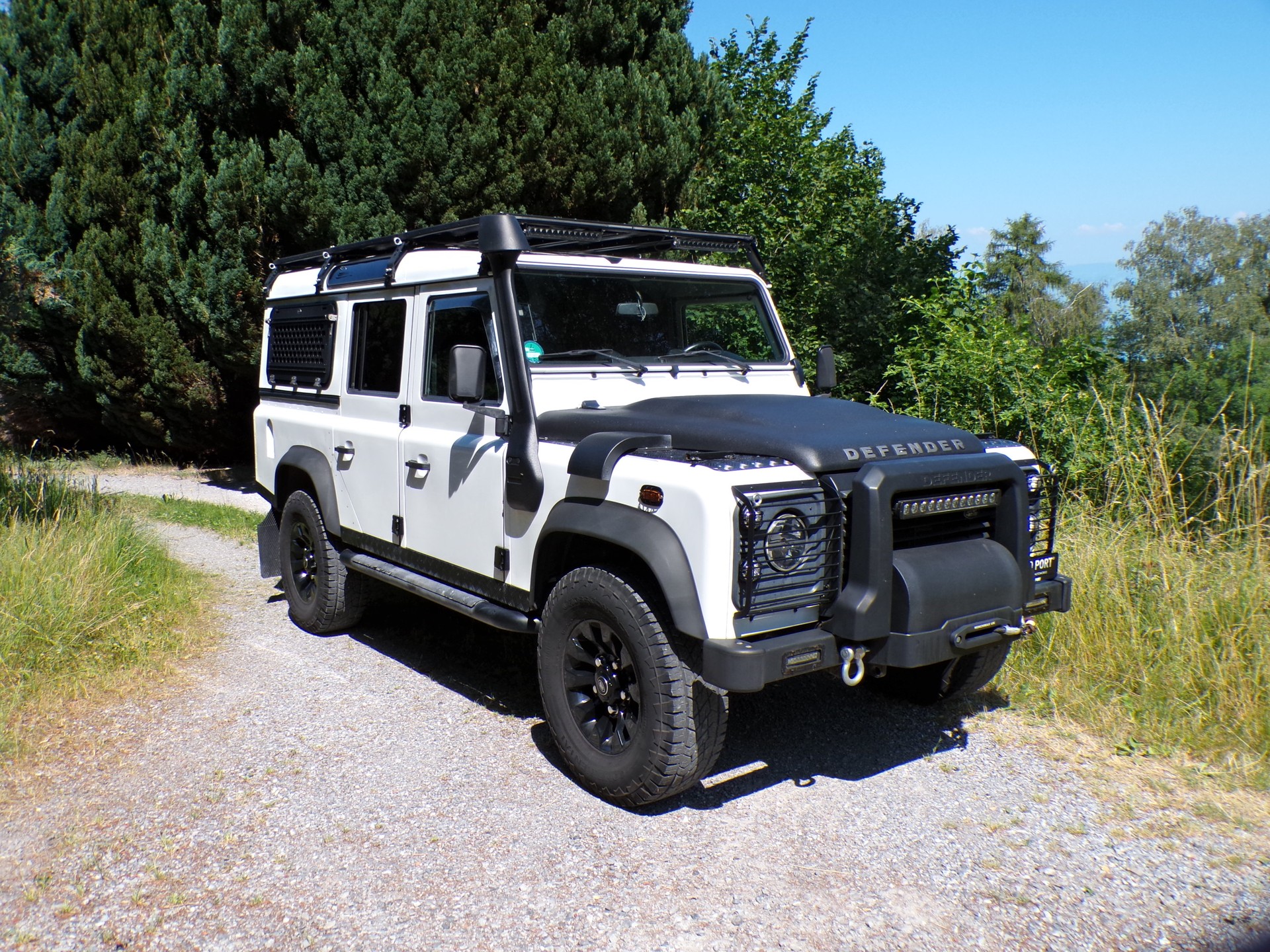 LAND ROVER Defender 110 2.2 TD4 Station Wagon Legend-image-0