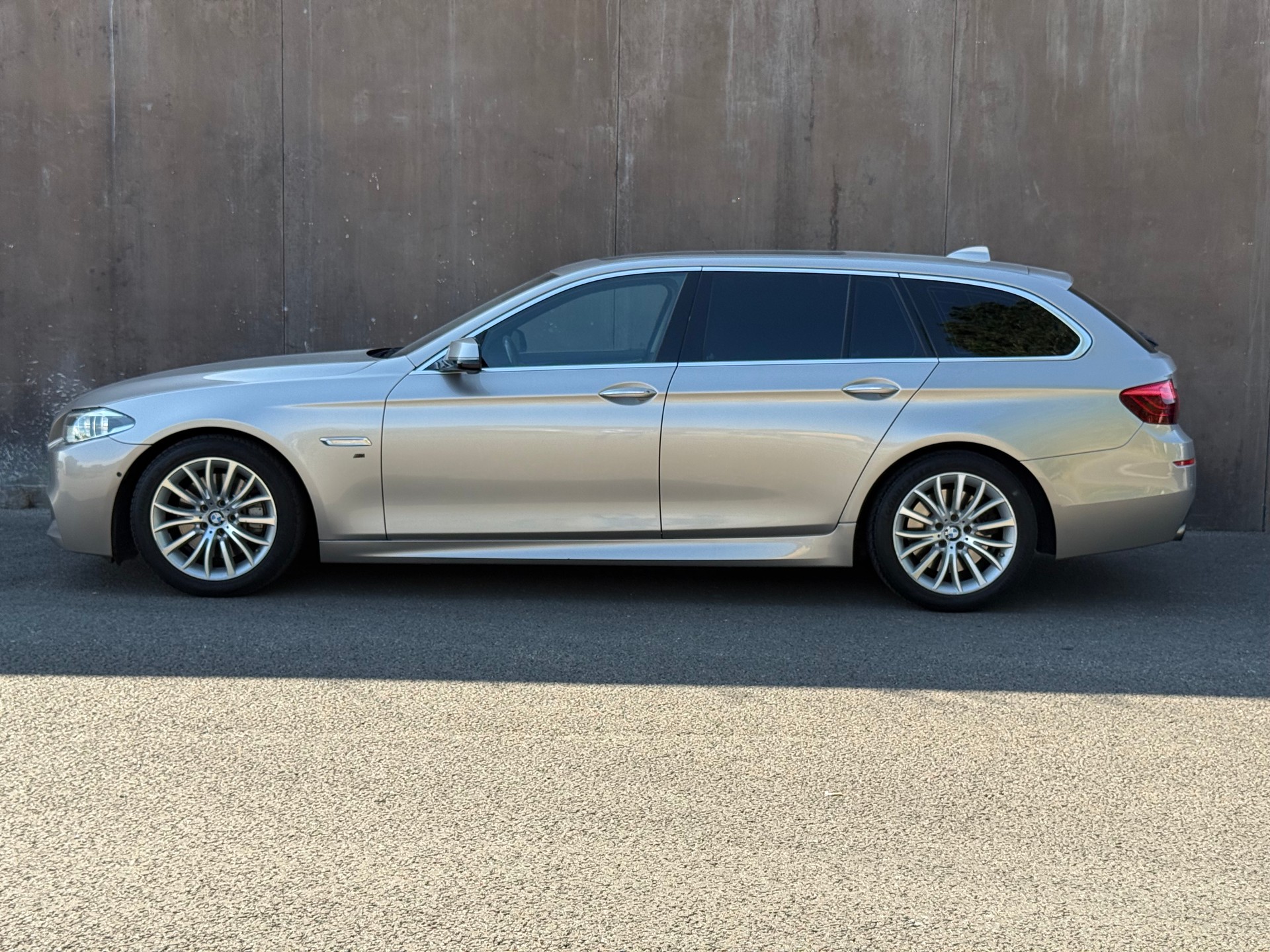 BMW 535i Touring xDrive Luxury Line Steptronic-image-1