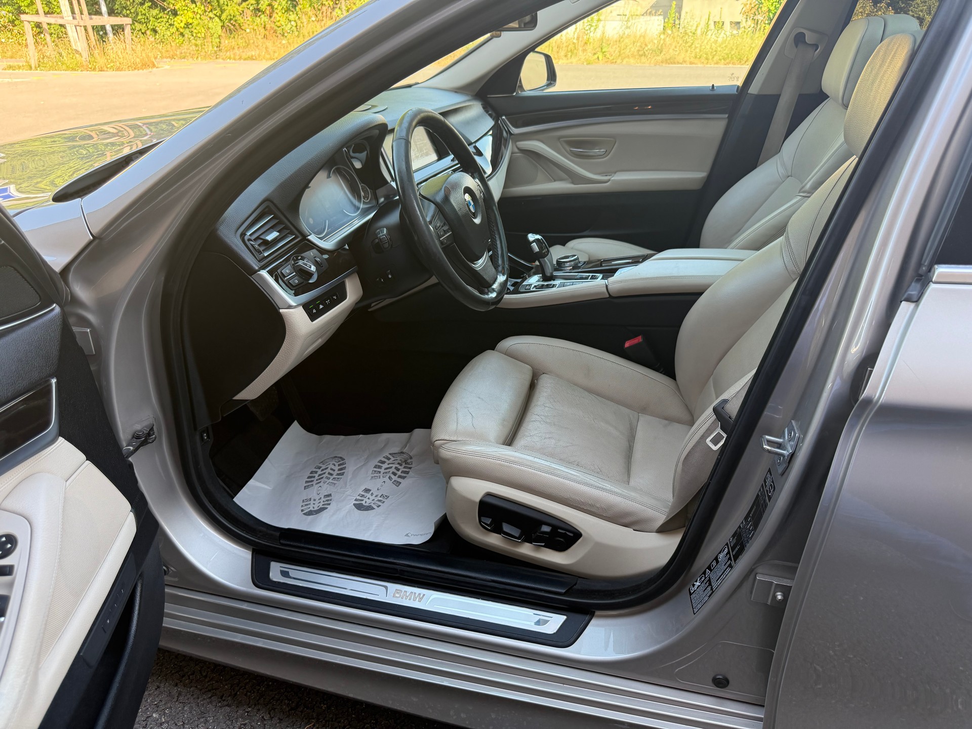 BMW 535i Touring xDrive Luxury Line Steptronic-image-11