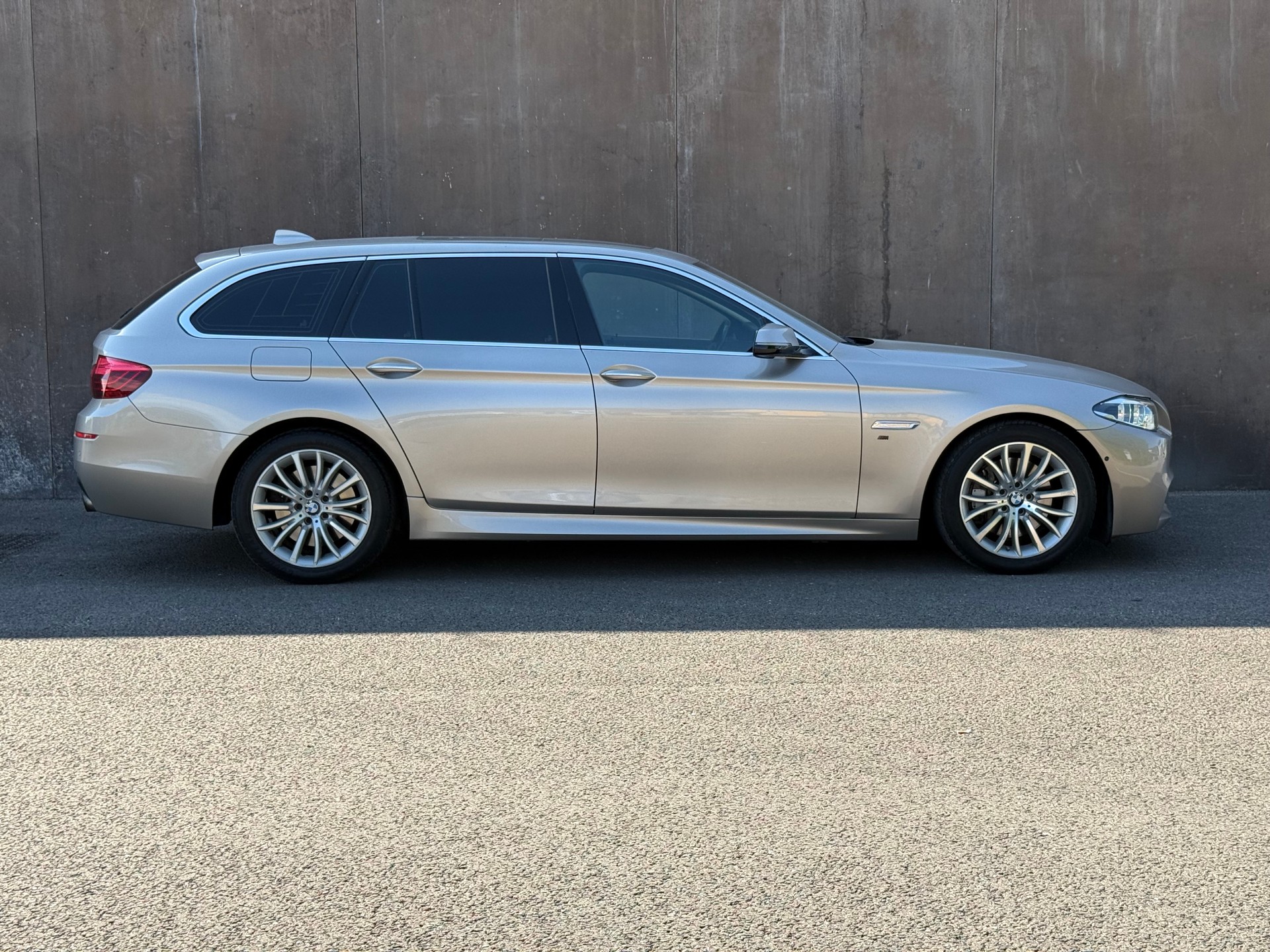 BMW 535i Touring xDrive Luxury Line Steptronic-image-3