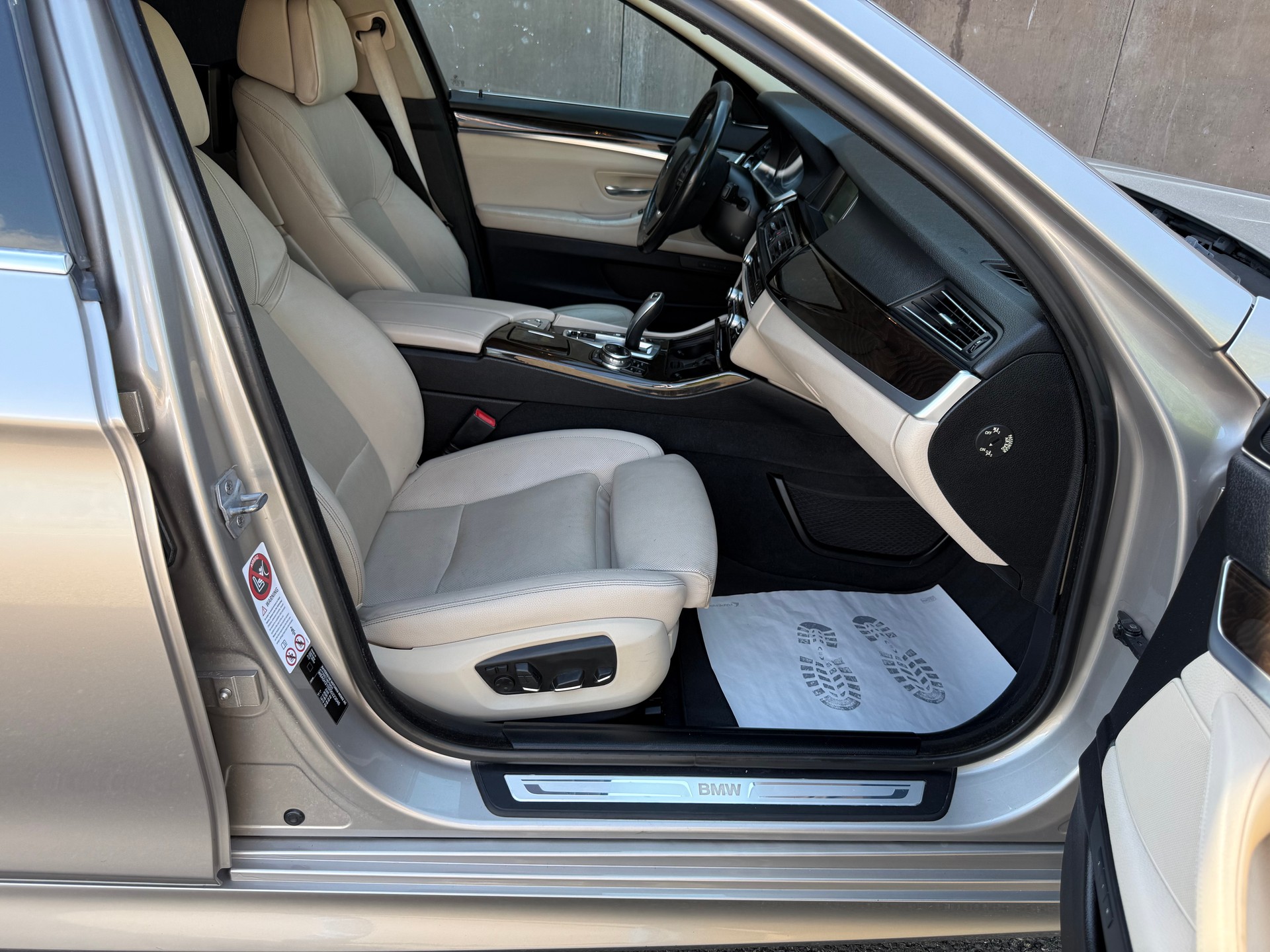 BMW 535i Touring xDrive Luxury Line Steptronic-image-12