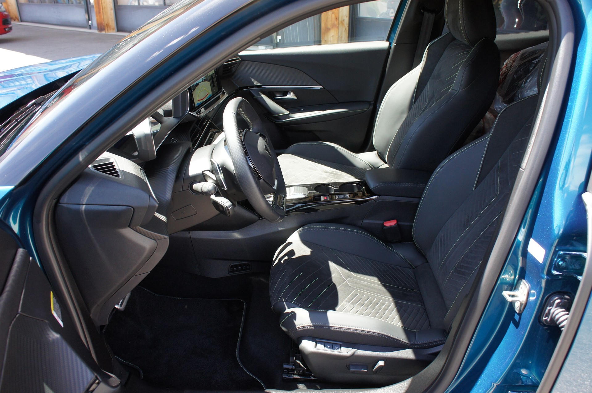 PEUGEOT 2008 1.2 Hybrid 145 MHEV GT-image-13