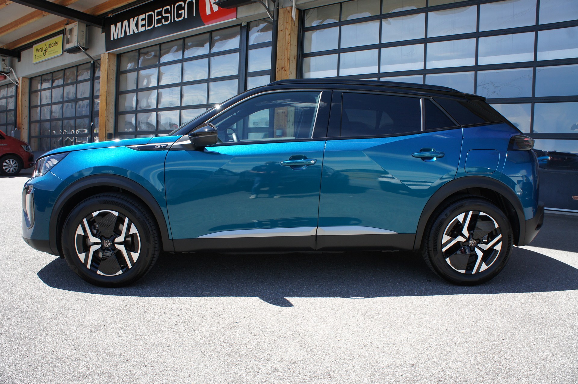 PEUGEOT 2008 1.2 Hybrid 145 MHEV GT-showroom-element-1