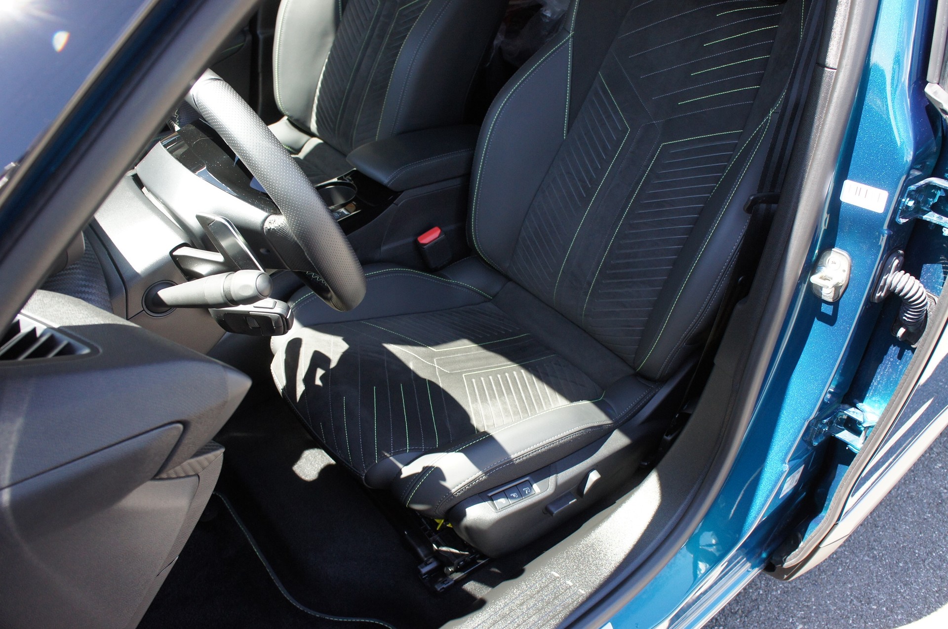 PEUGEOT 2008 1.2 Hybrid 145 MHEV GT-image-15