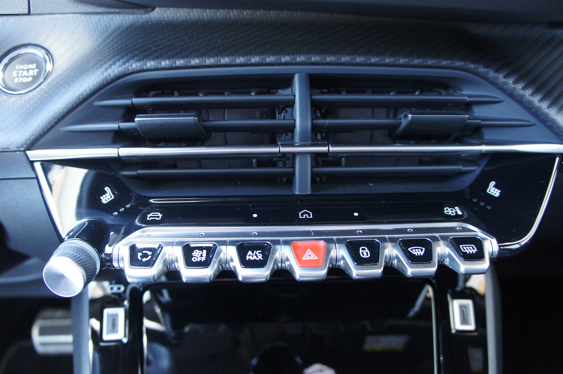 PEUGEOT 2008 1.2 Hybrid 145 MHEV GT-image-19