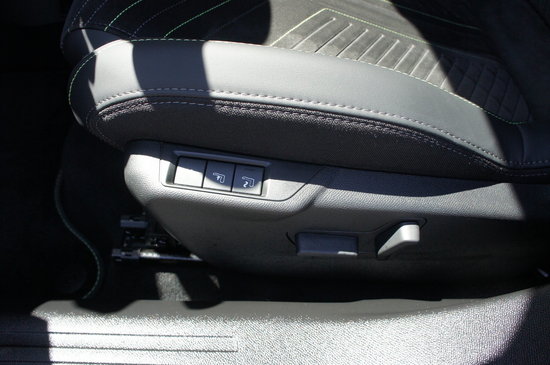 PEUGEOT 2008 1.2 Hybrid 145 MHEV GT-image-14