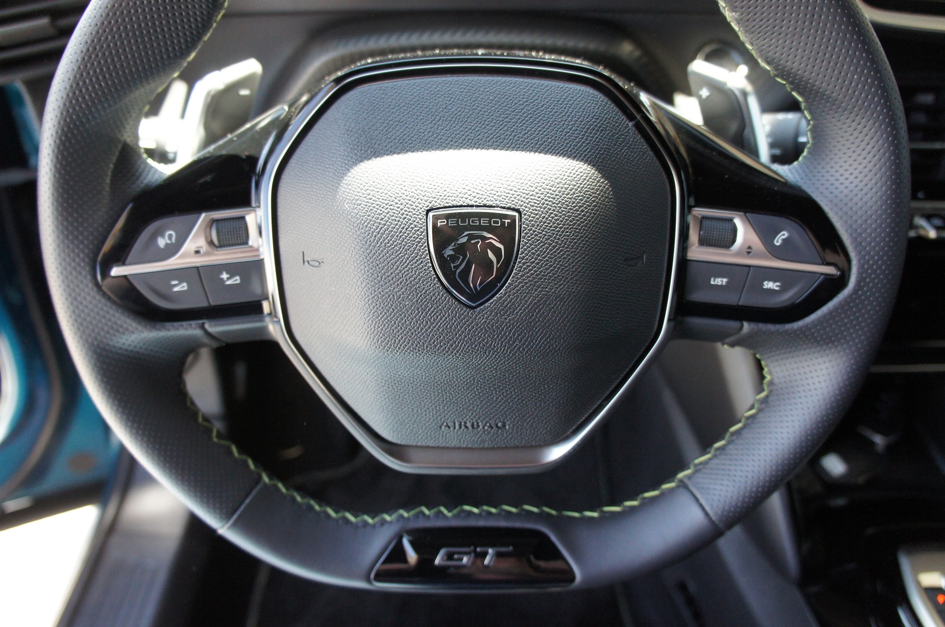 PEUGEOT 2008 1.2 Hybrid 145 MHEV GT-image-26