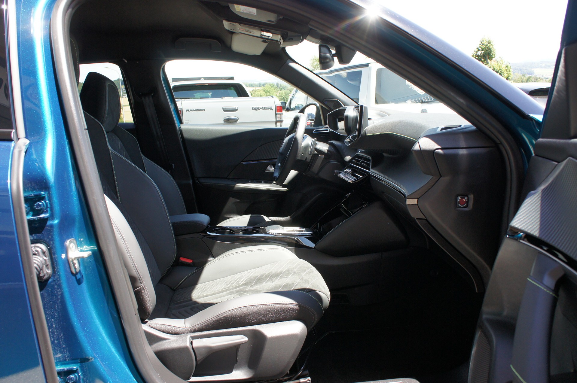 PEUGEOT 2008 1.2 Hybrid 145 MHEV GT-image-8
