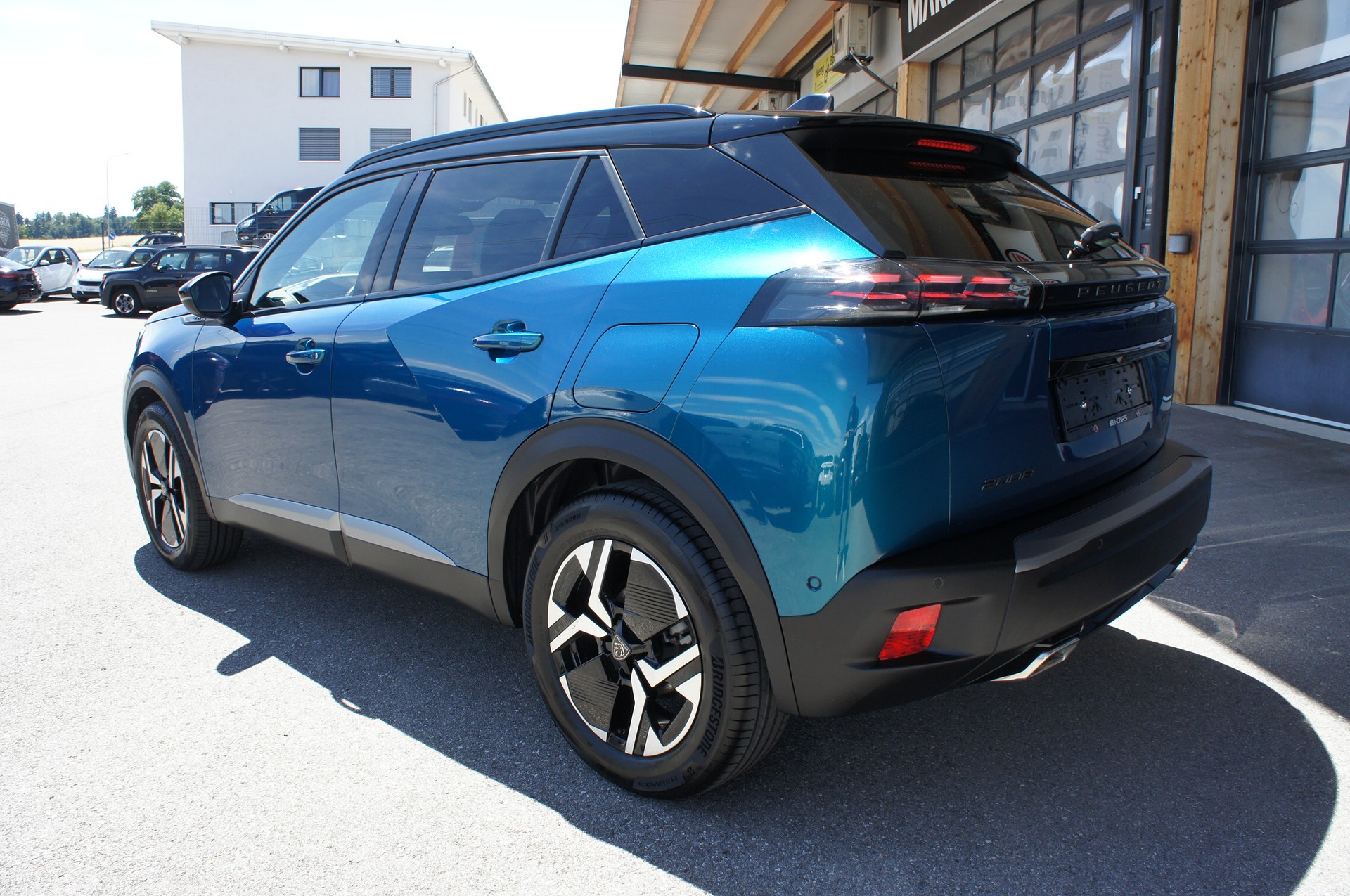 PEUGEOT 2008 1.2 Hybrid 145 MHEV GT-showroom-element-2