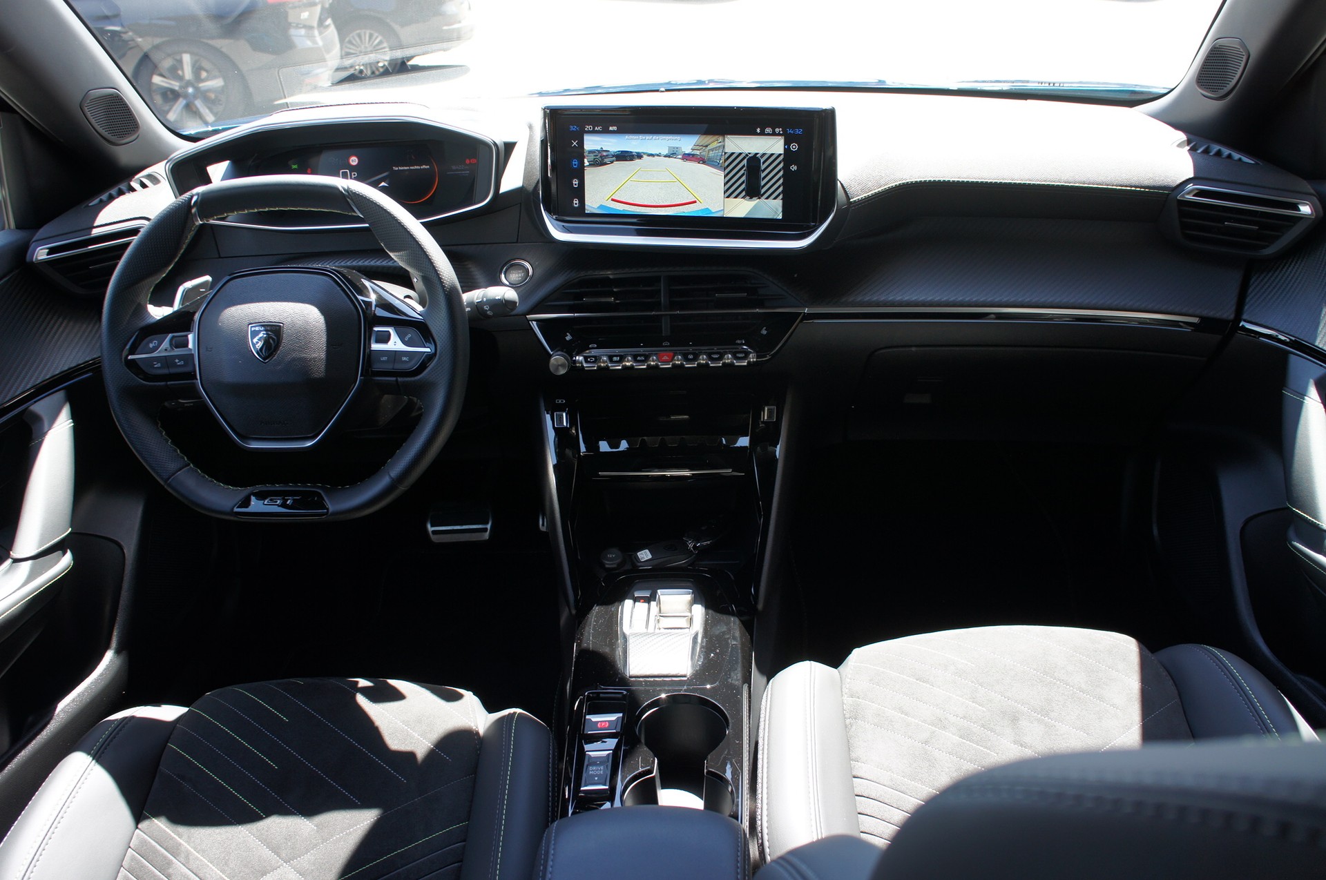 PEUGEOT 2008 1.2 Hybrid 145 MHEV GT-image-9