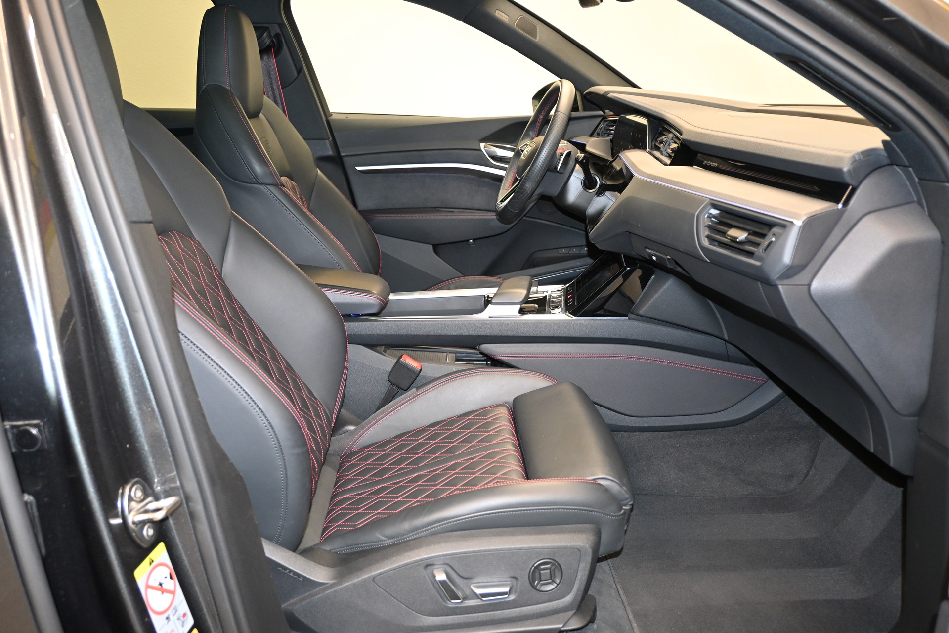 AUDI Q8 55 e-tron Black Edition quattro-image-2