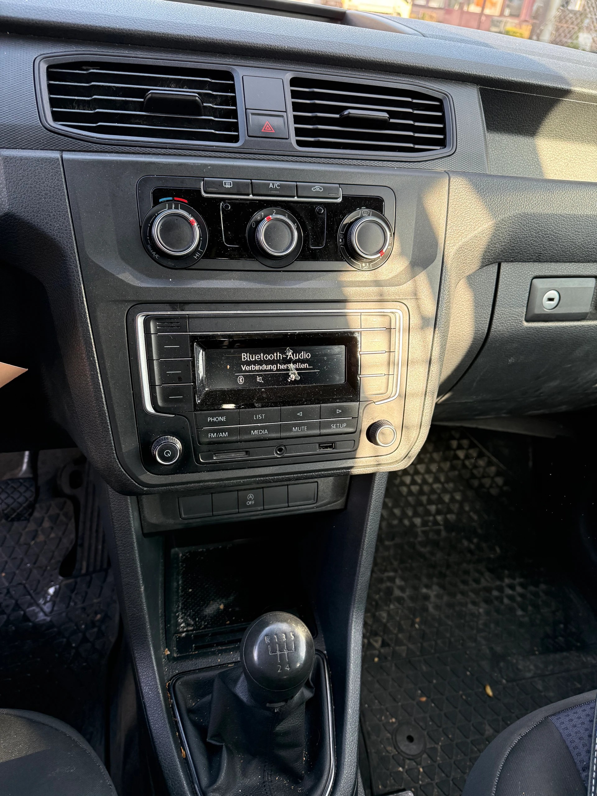 VW Caddy 1.2 TSI BlueMotion Technology-image-9