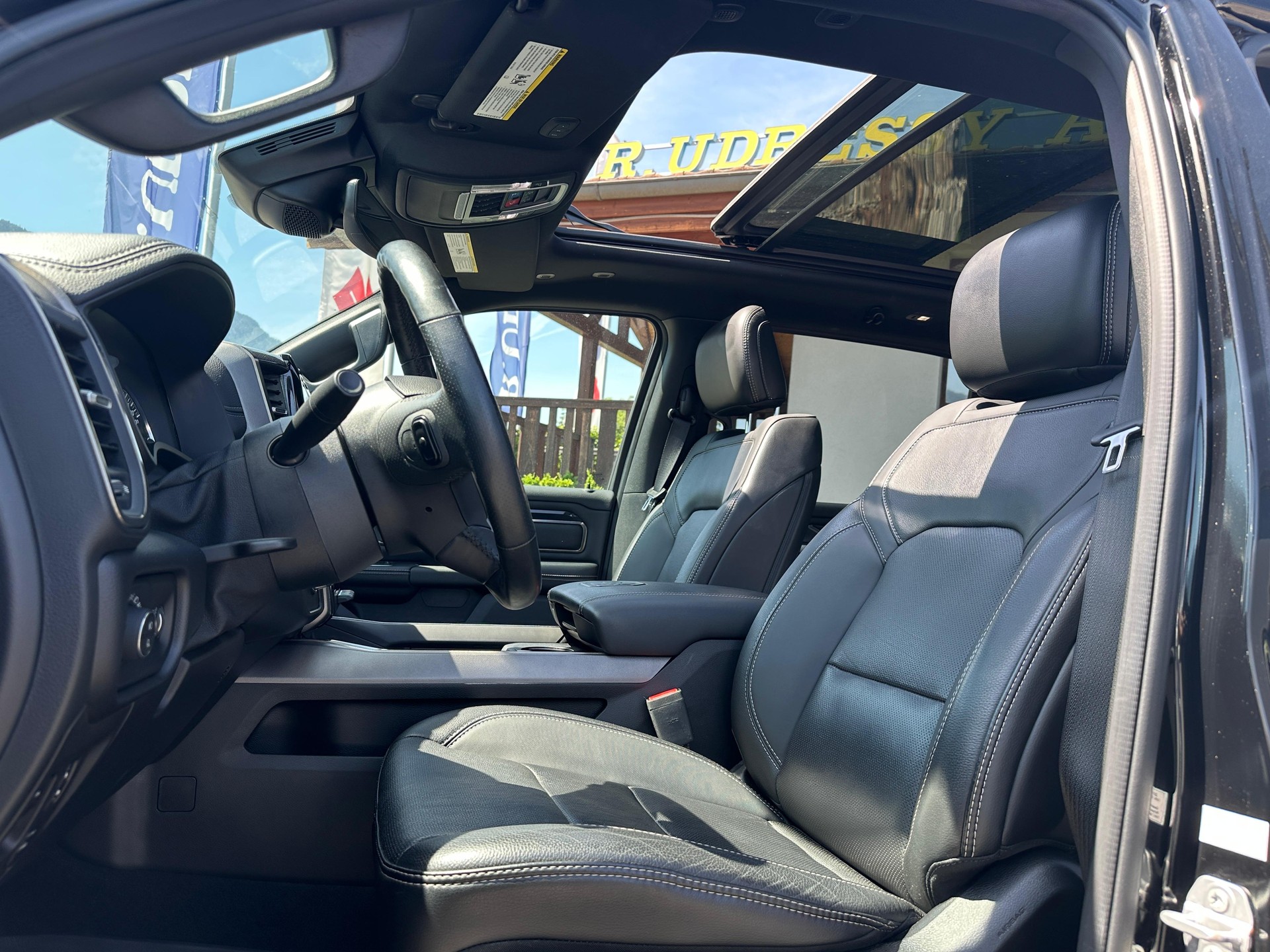 DODGE Ram 1500 Crew Cab. 5.7 Hemi V8 Sport Black-image-11