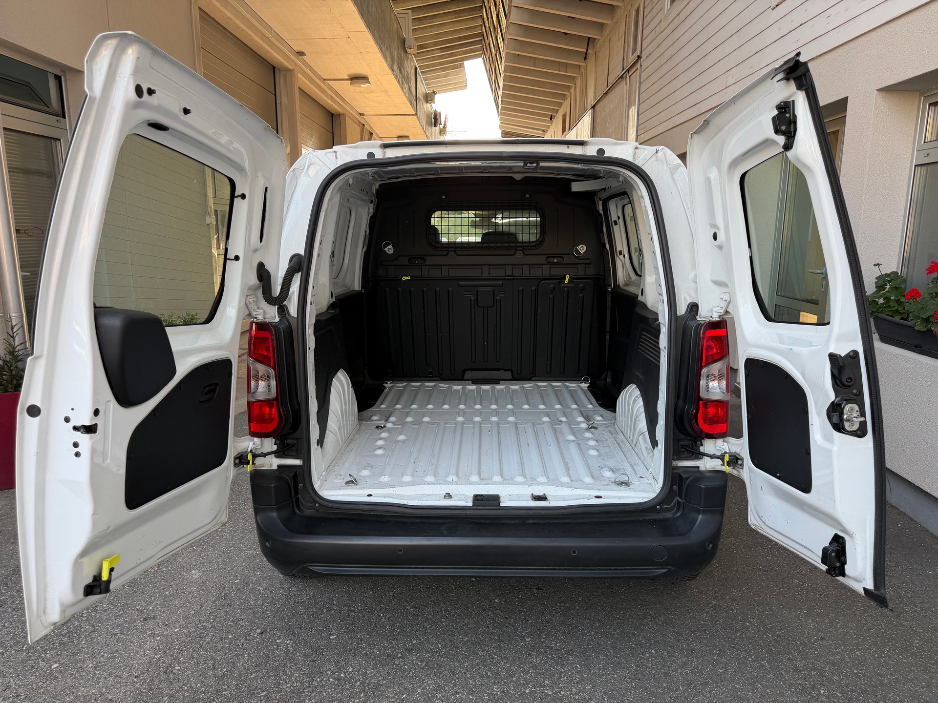 CITROEN Berlingo Van 1.2 Pure Tech 130 s/s Club EAT8 1000kg-image-6