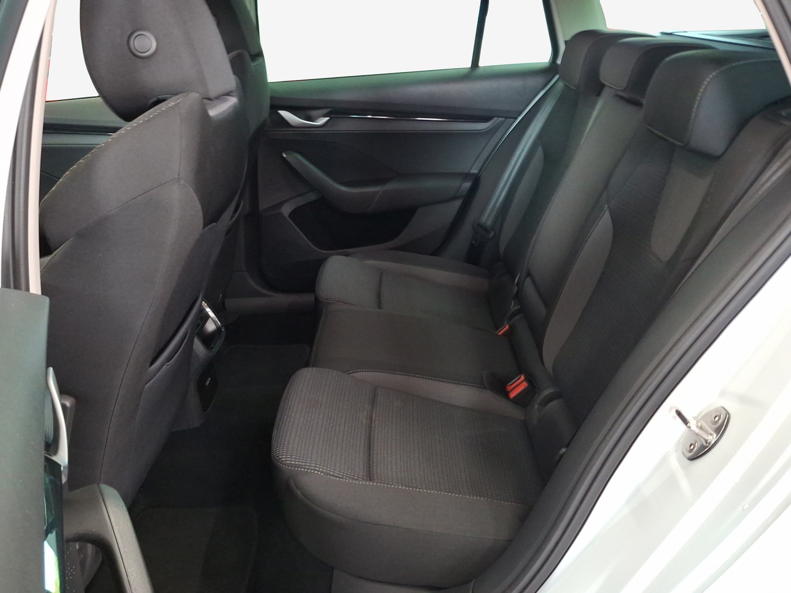 SKODA Octavia Combi 1.5 TSI mHEV DSG Dynamic-image-11