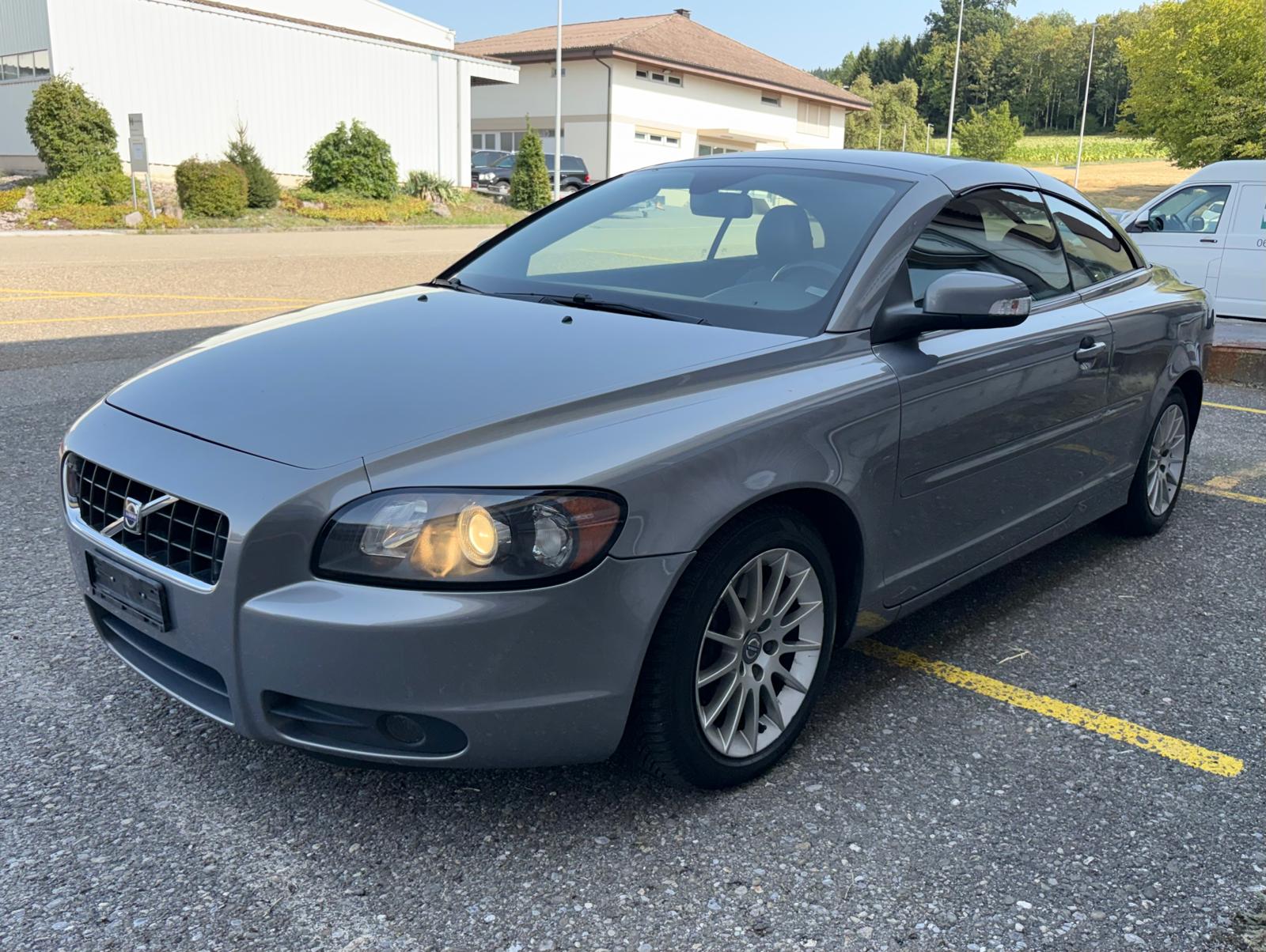 VOLVO C70 2.4 Aut Momentum Leder-image-3
