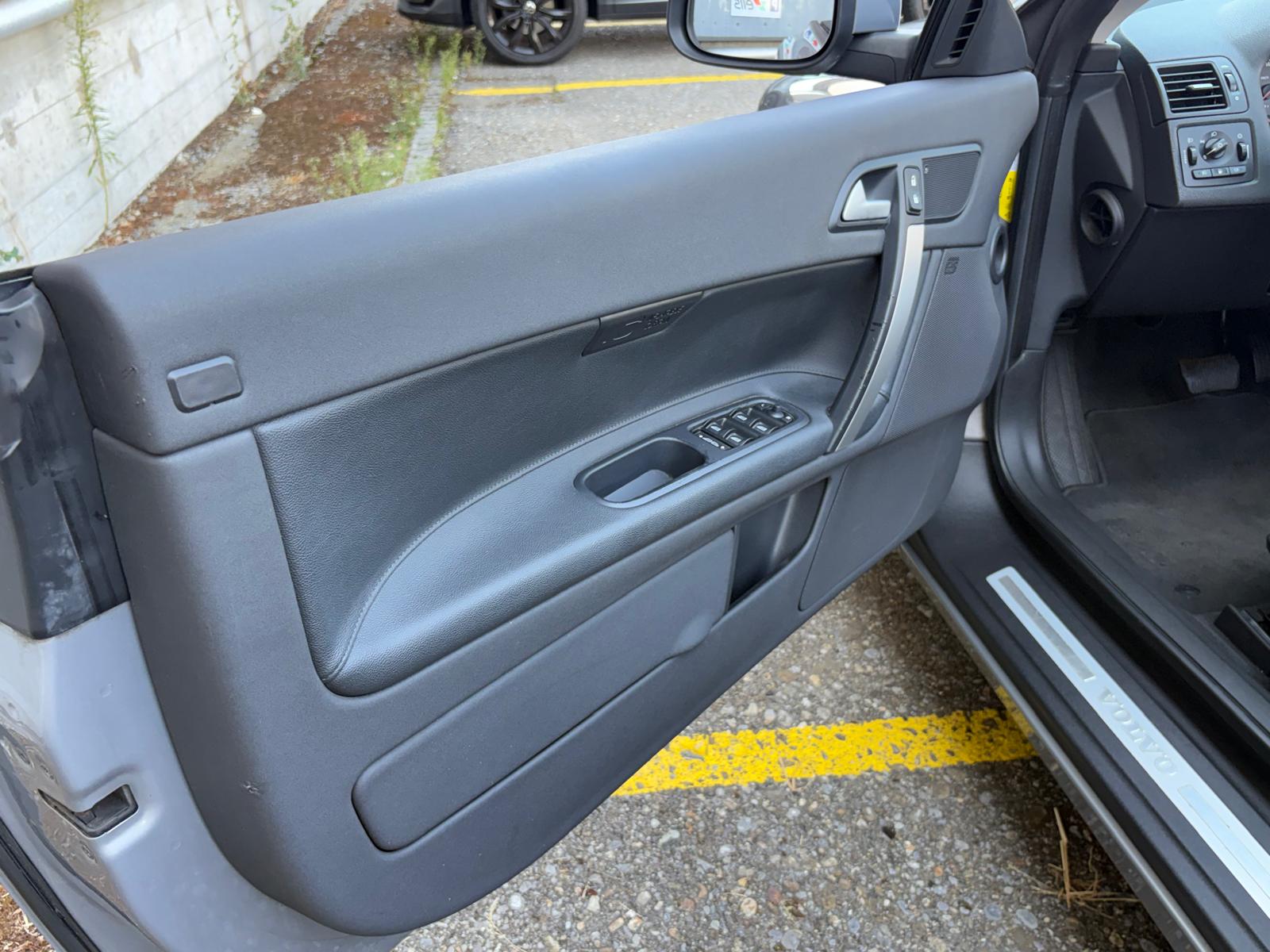 VOLVO C70 2.4 Aut Momentum Leder-image-5