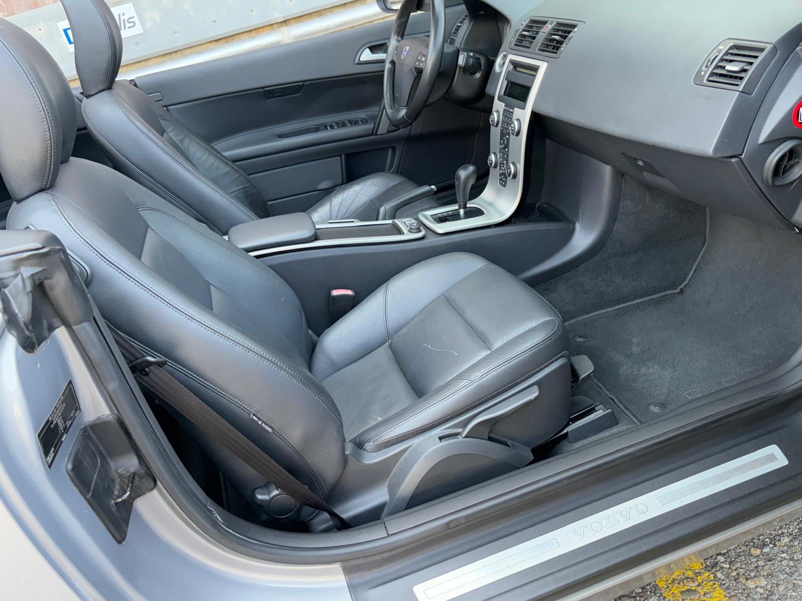 VOLVO C70 2.4 Aut Momentum Leder-image-9