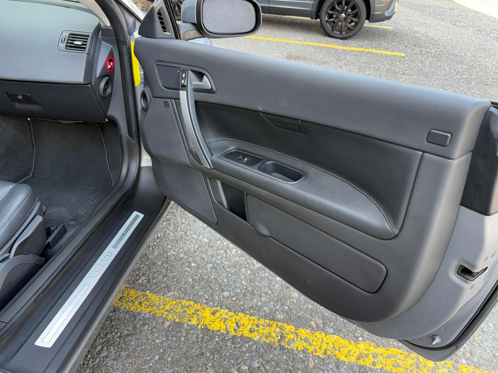 VOLVO C70 2.4 Aut Momentum Leder-image-10