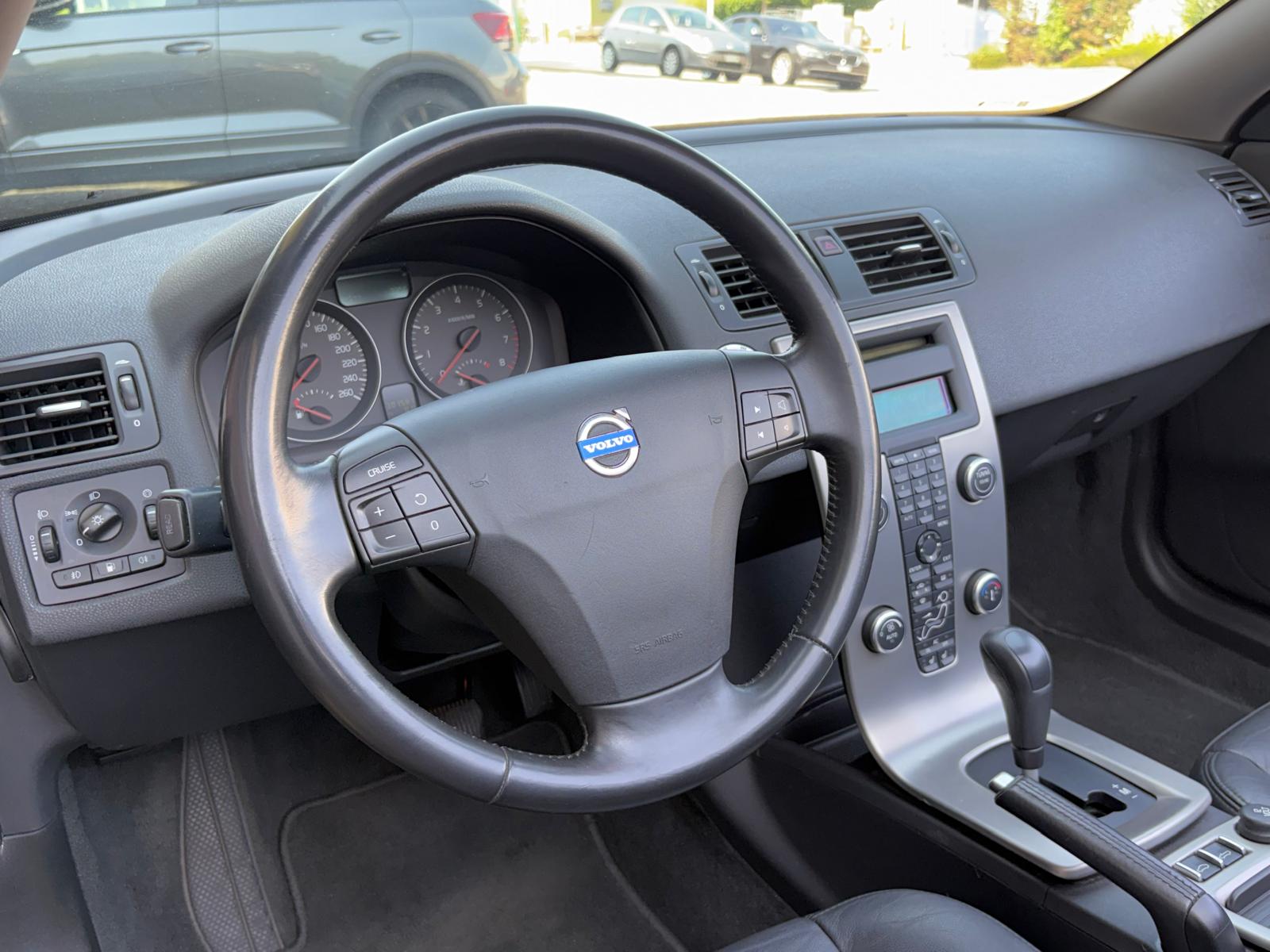 VOLVO C70 2.4 Aut Momentum Leder-image-6