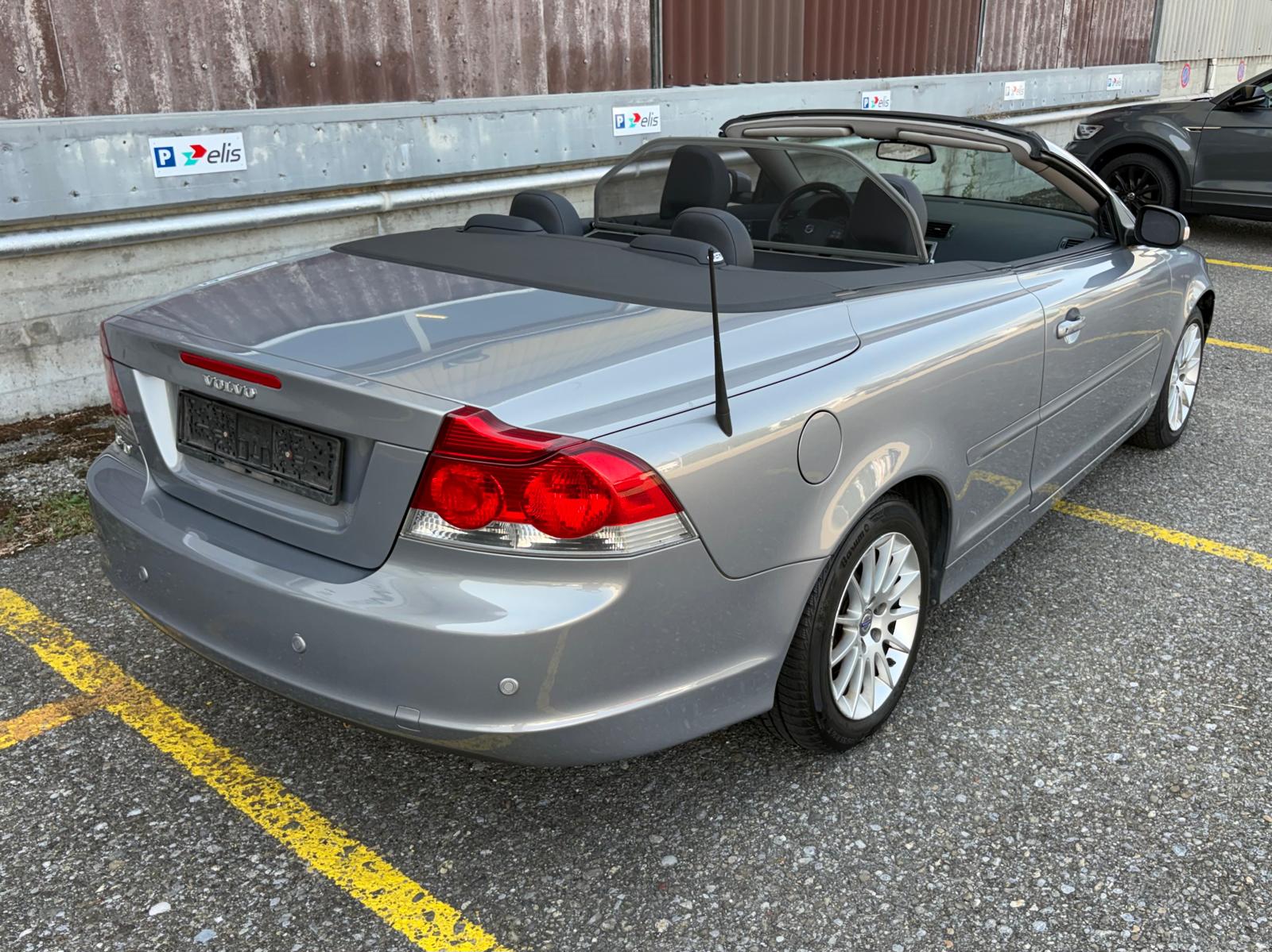VOLVO C70 2.4 Aut Momentum Leder-image-2