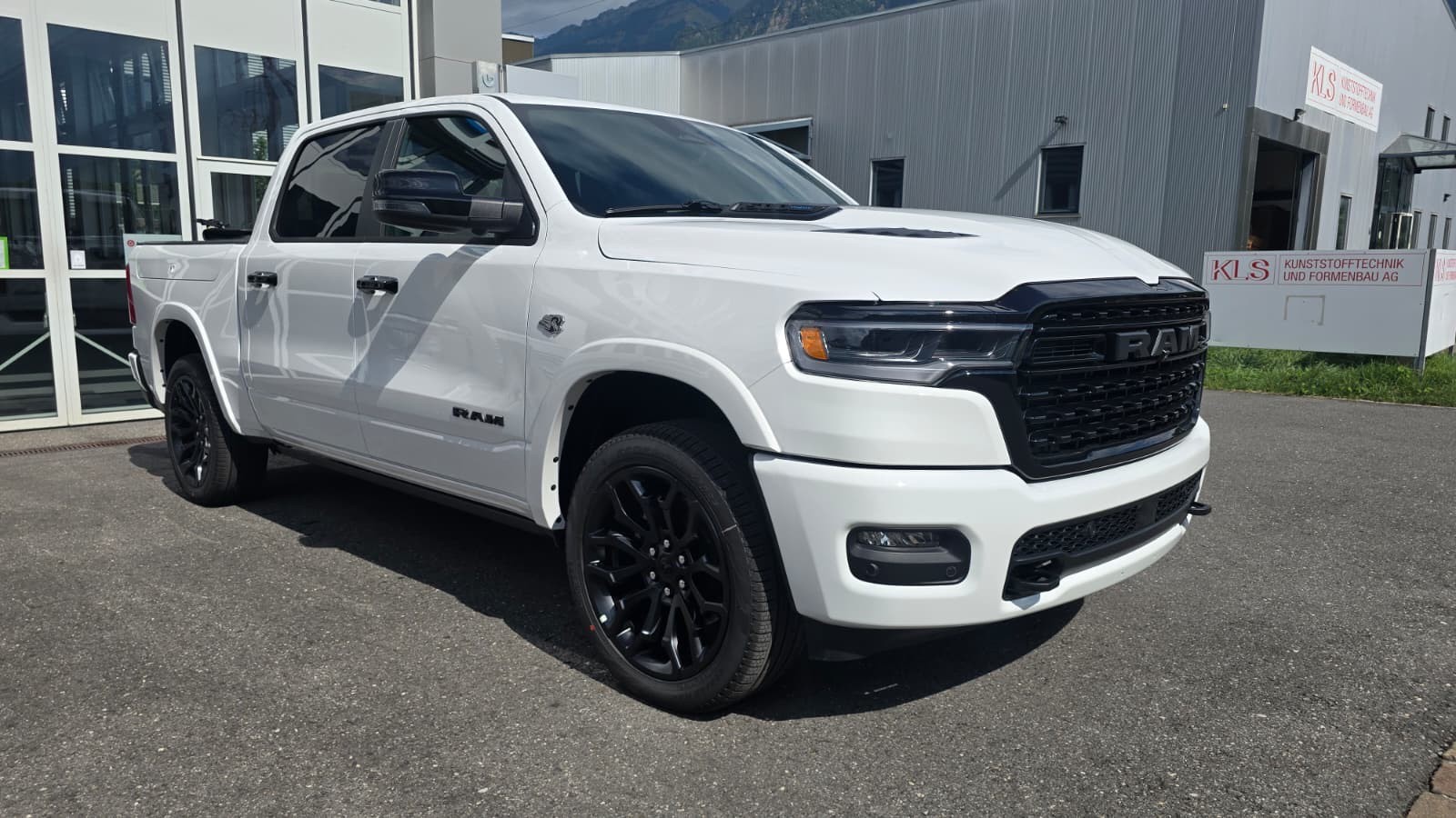 DODGE Ram 1500 Limited Crew Cab Night V8 4WD MY 26-image-3
