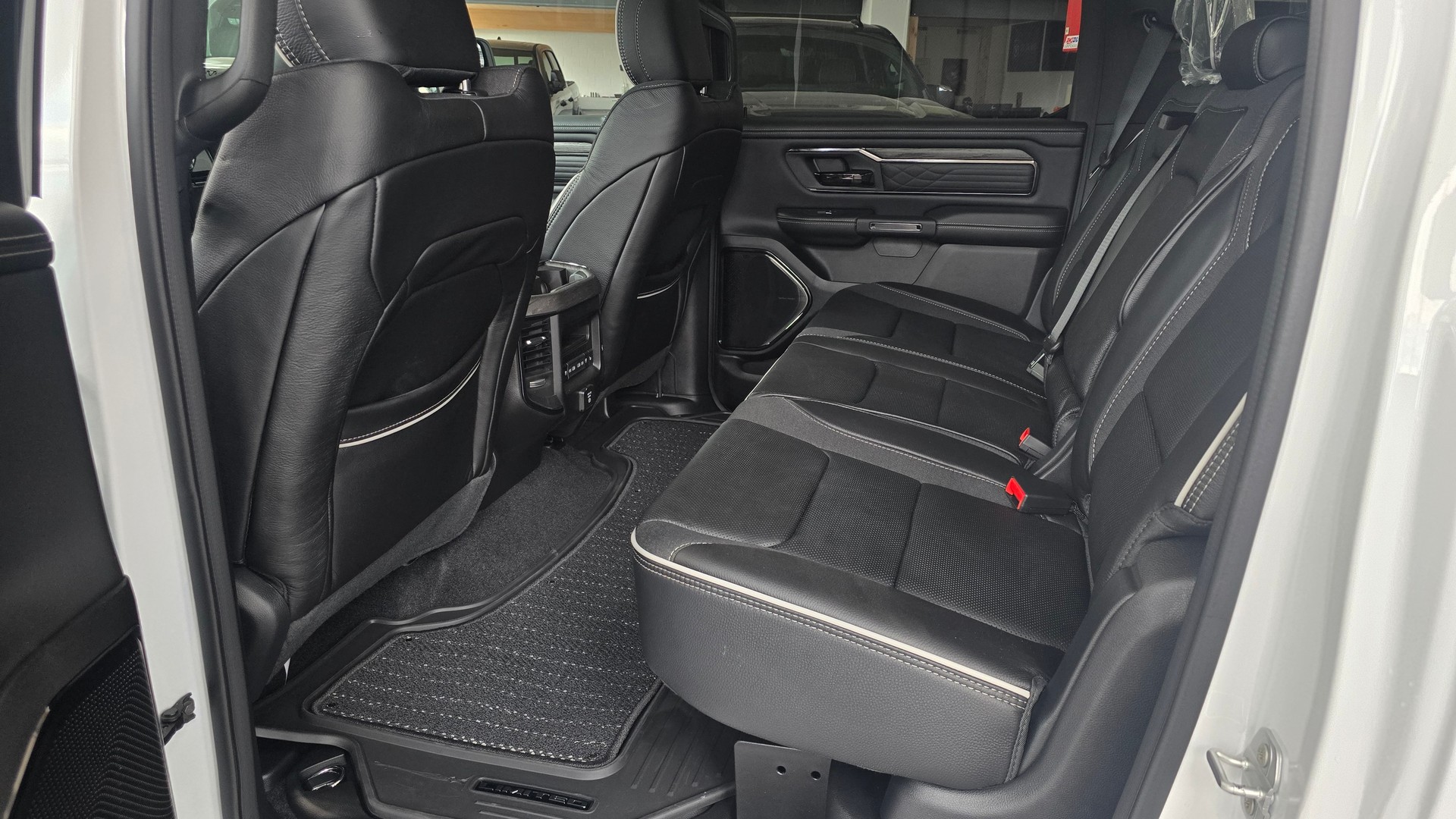 DODGE Ram 1500 Limited Crew Cab Night V8 4WD MY 26-image-12