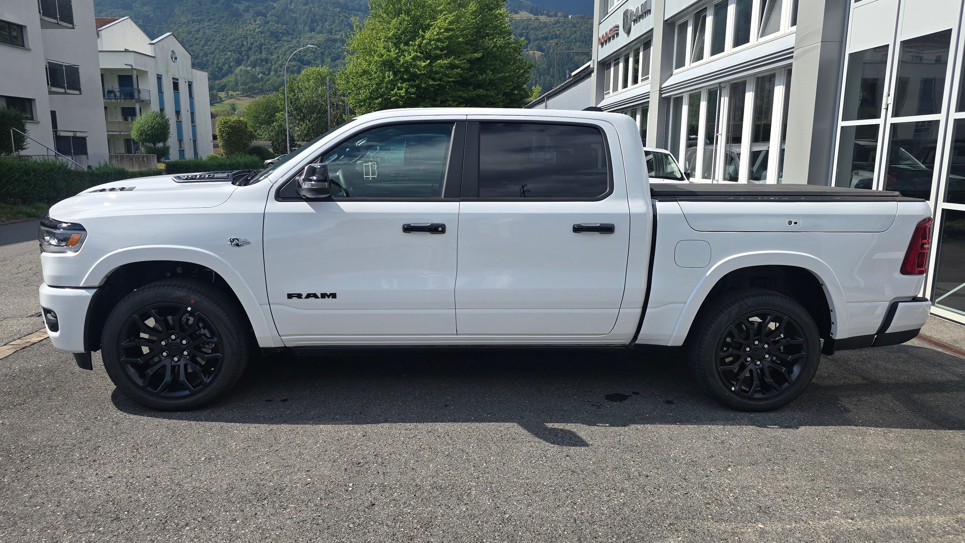 DODGE Ram 1500 Limited Crew Cab Night V8 4WD MY 26-image-2