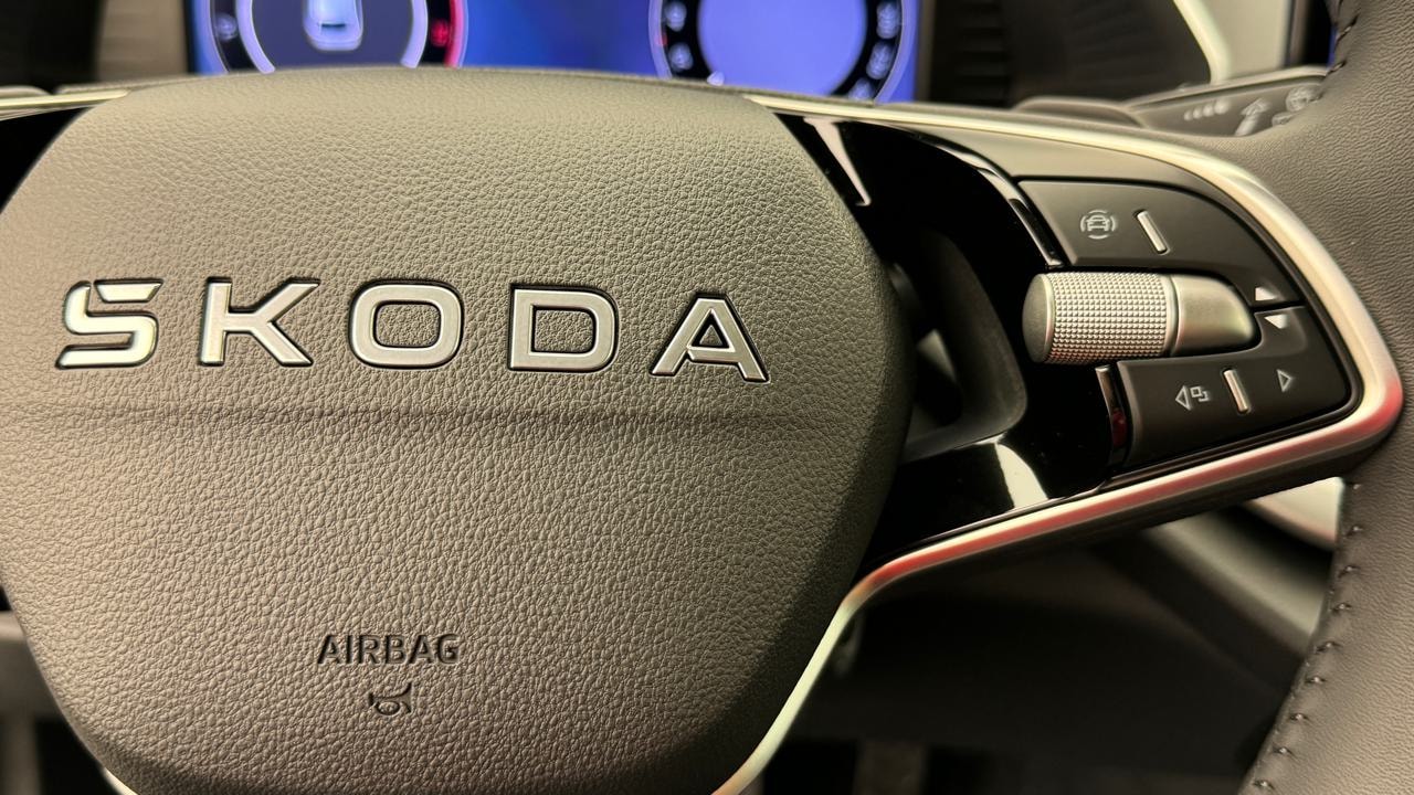 SKODA Octavia Combi 2.0 TDI DSG Selection-image-9