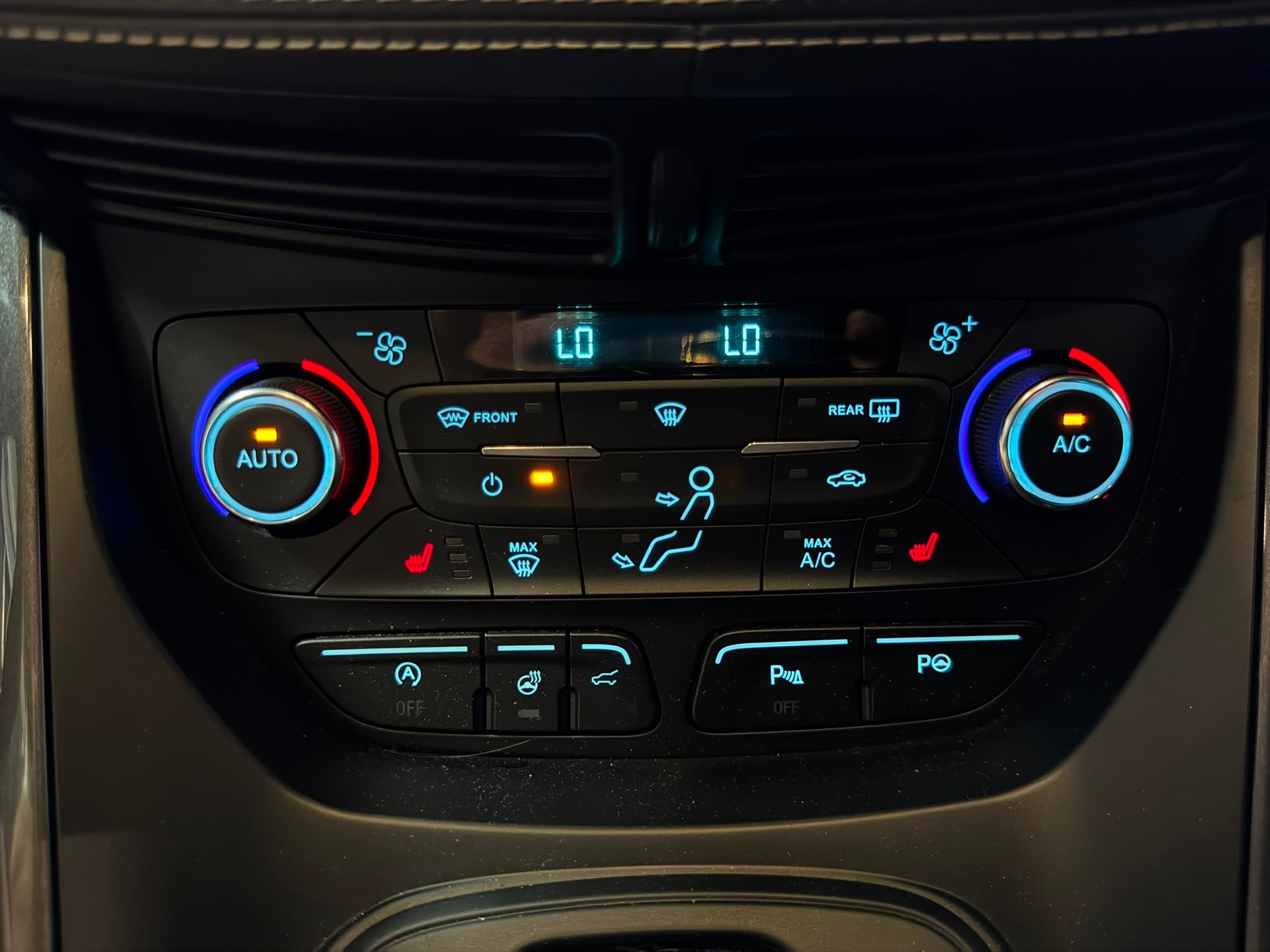 FORD Kuga 2.0 TDCi Vignale 4WD PowerShift-image-15