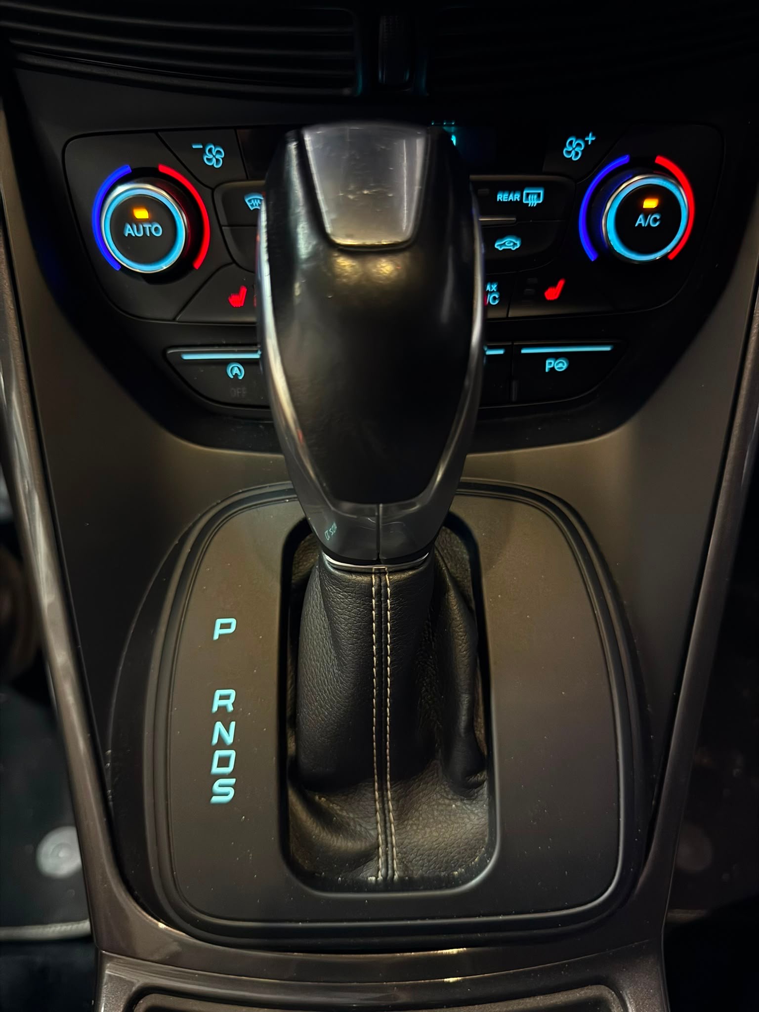 FORD Kuga 2.0 TDCi Vignale 4WD PowerShift-image-16
