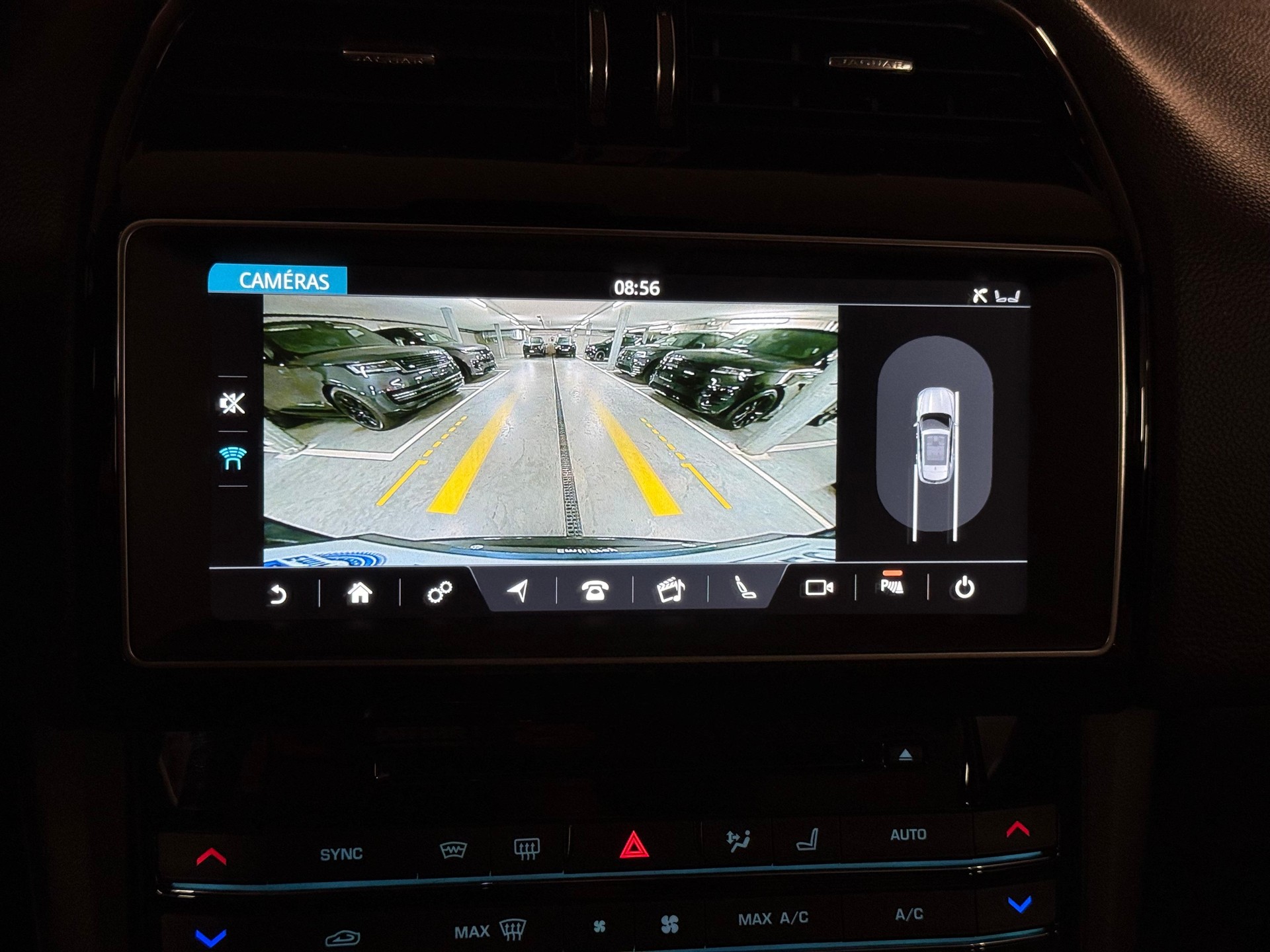 JAGUAR F-Pace 2.0 T 250 Advantage AWD-image-16