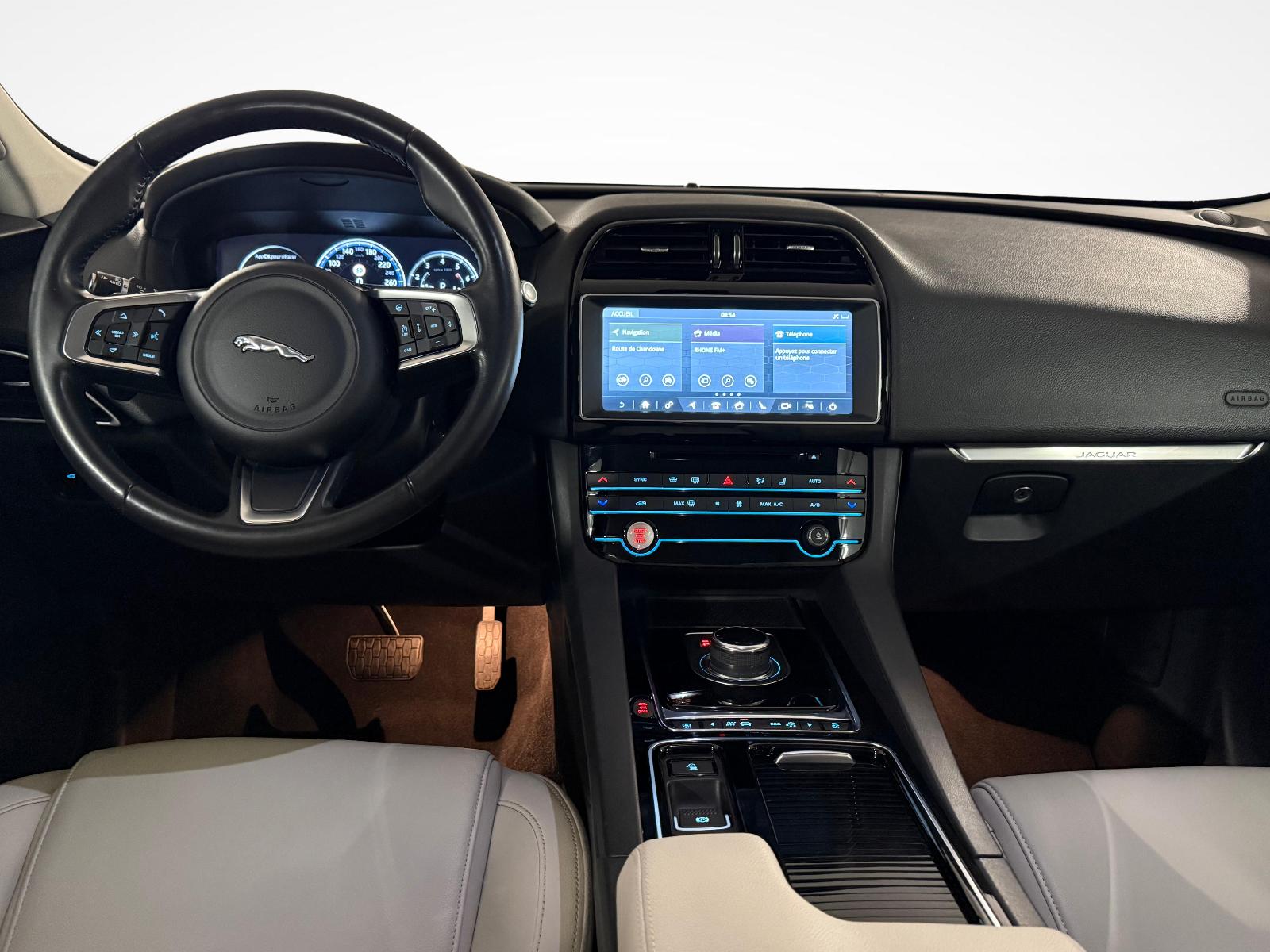 JAGUAR F-Pace 2.0 T 250 Advantage AWD-image-11