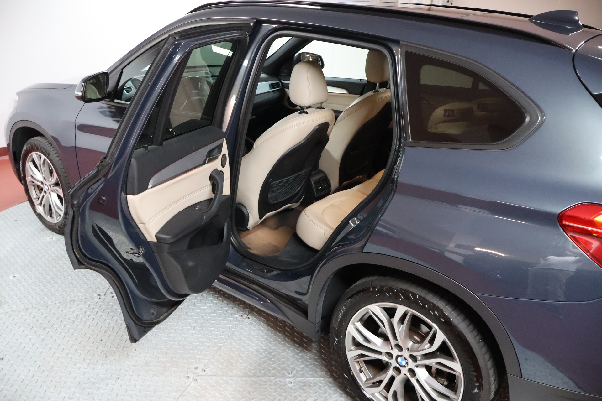 BMW X1 xDrive 25d Sport Line Steptronic-image-15