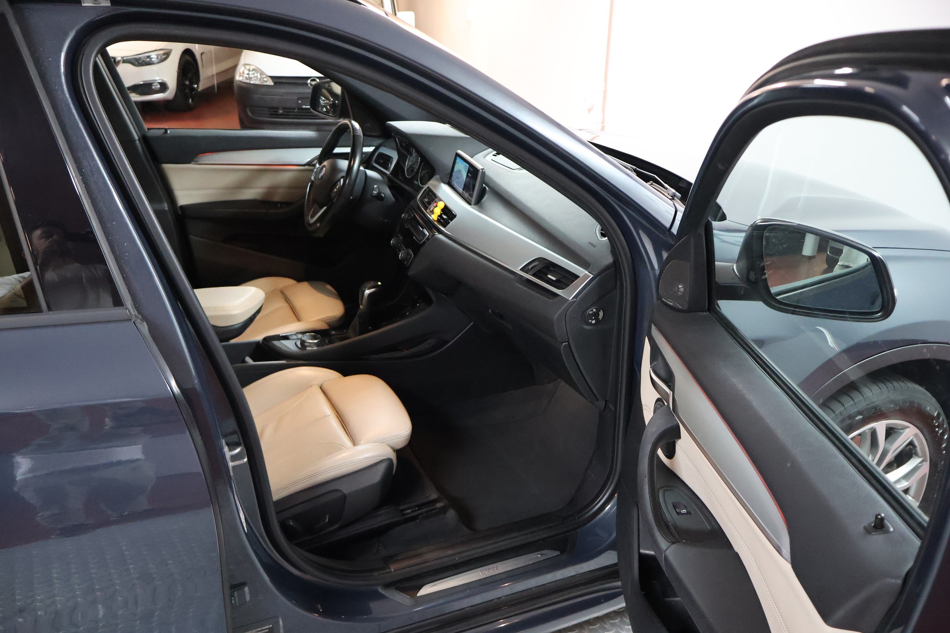 BMW X1 xDrive 25d Sport Line Steptronic-image-13