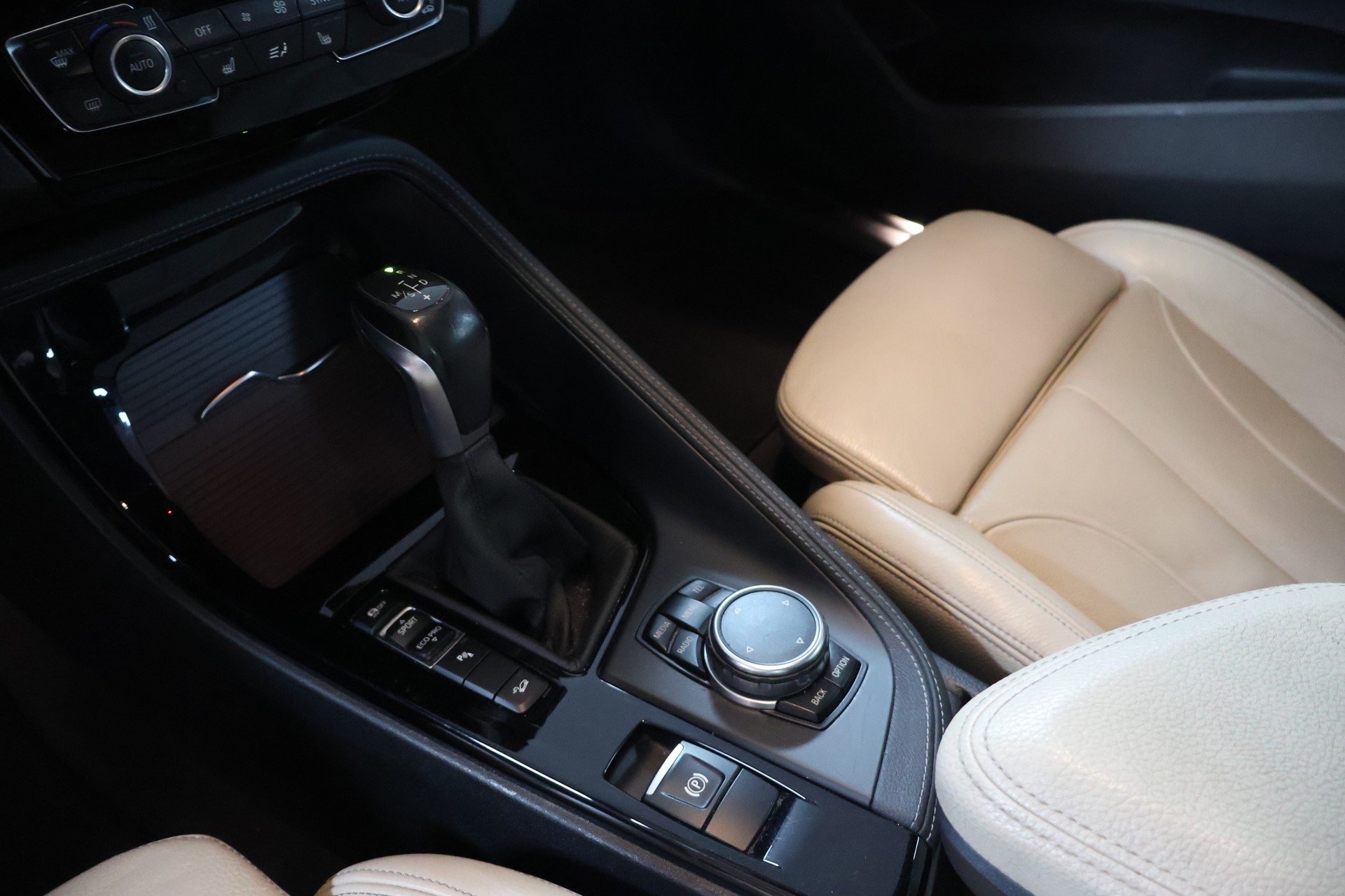 BMW X1 xDrive 25d Sport Line Steptronic-image-12