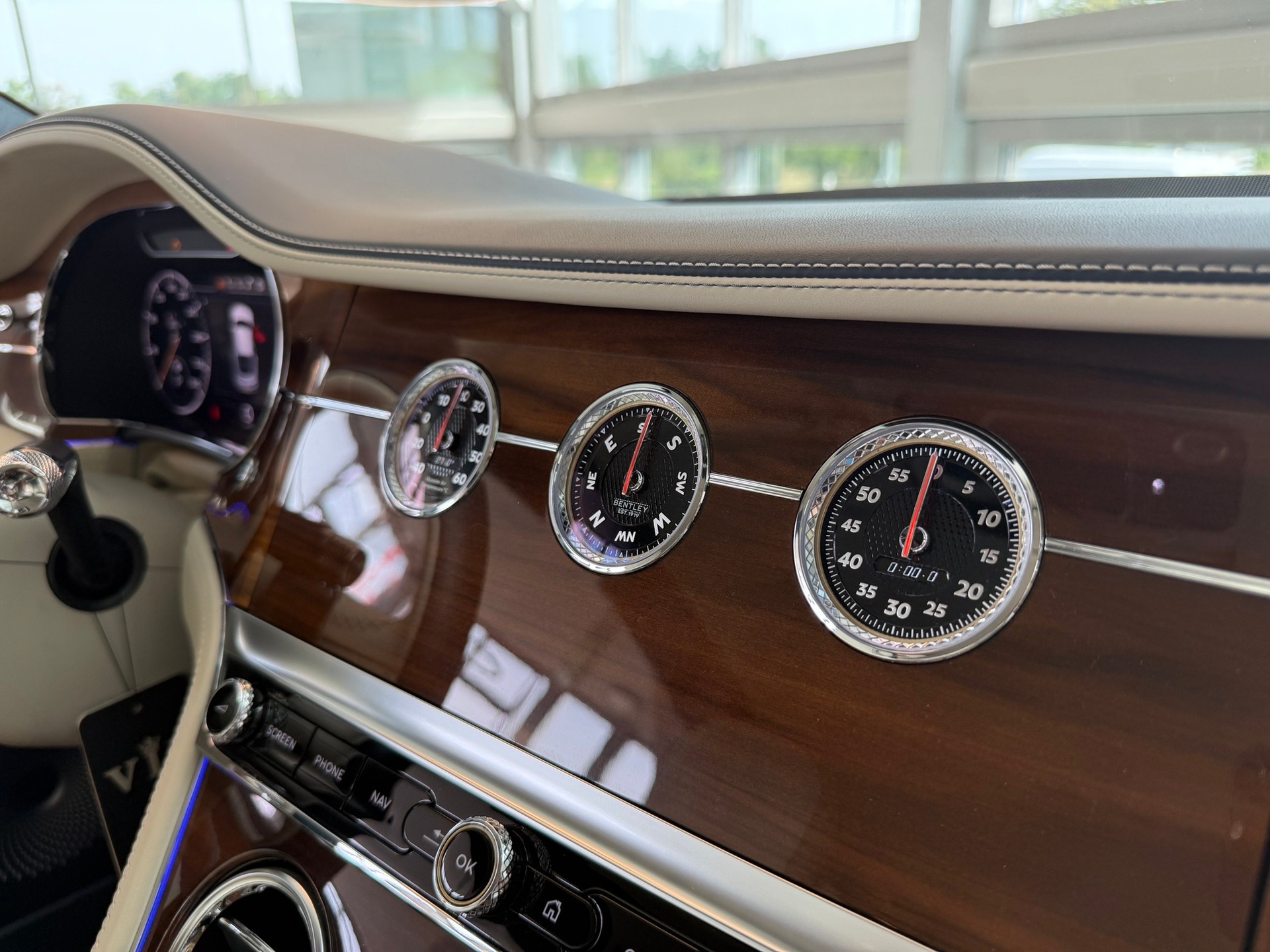 BENTLEY Continental GT 4.0 V8-image-17
