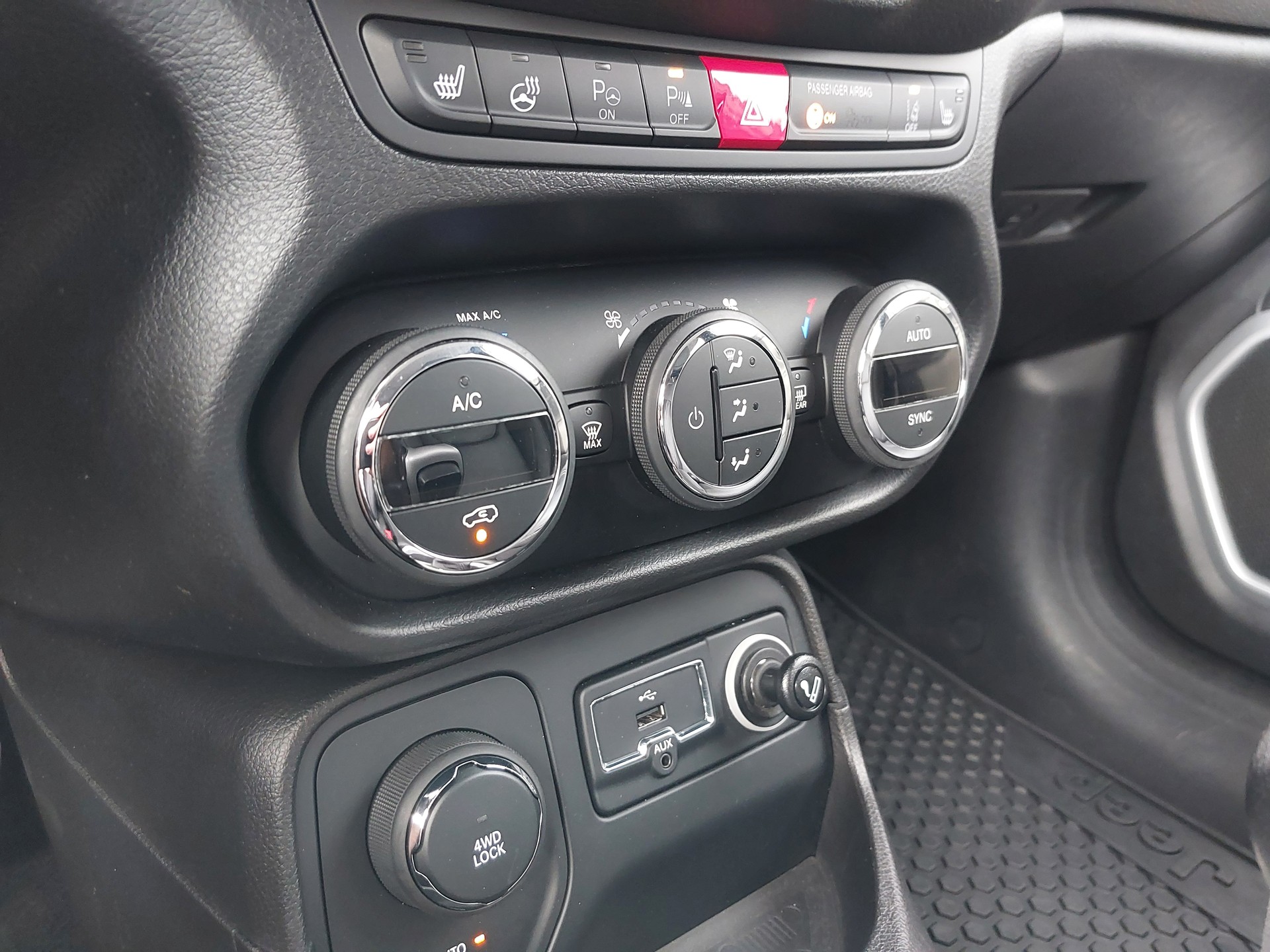 JEEP Renegade 1.4 Turbo Limited AWD-image-14
