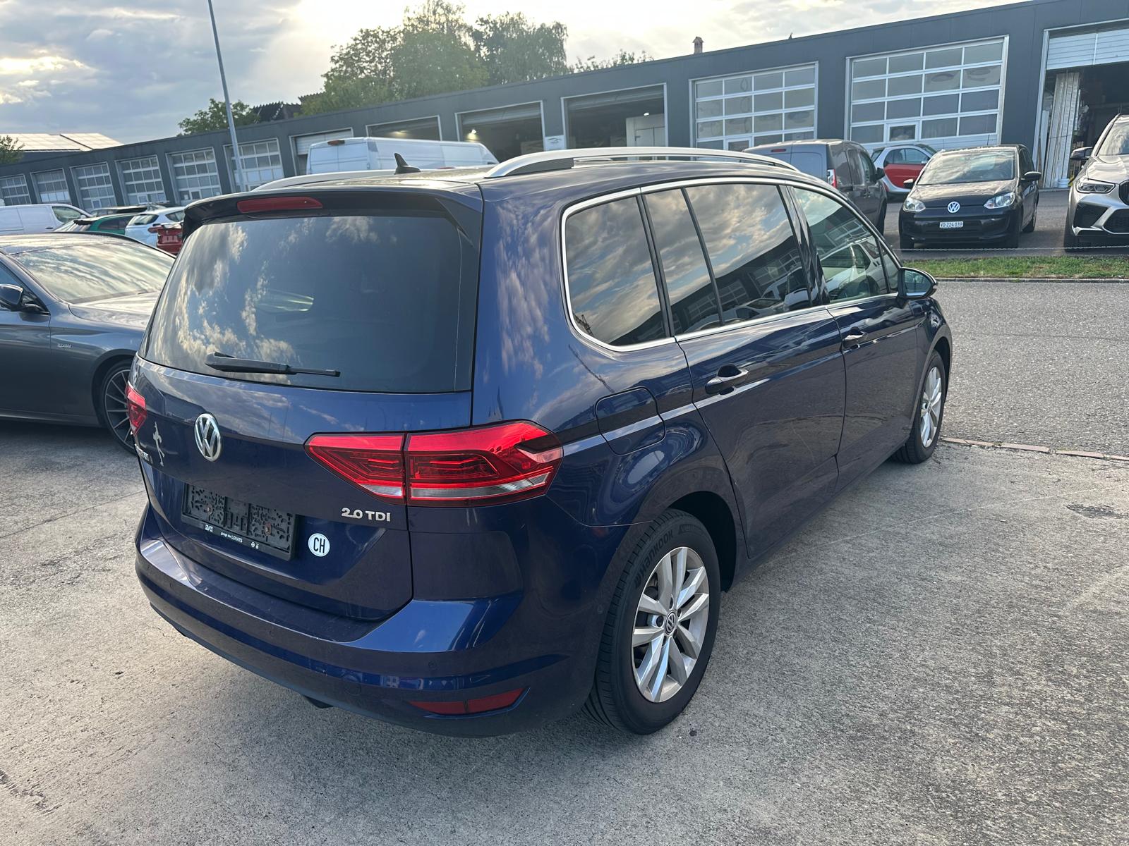 VW Touran 2.0 TDI BlueMotion Technology Highline-image-2