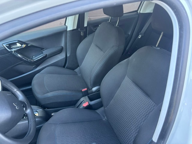 PEUGEOT 208 1.2 PureTech Active EAT6-image-2