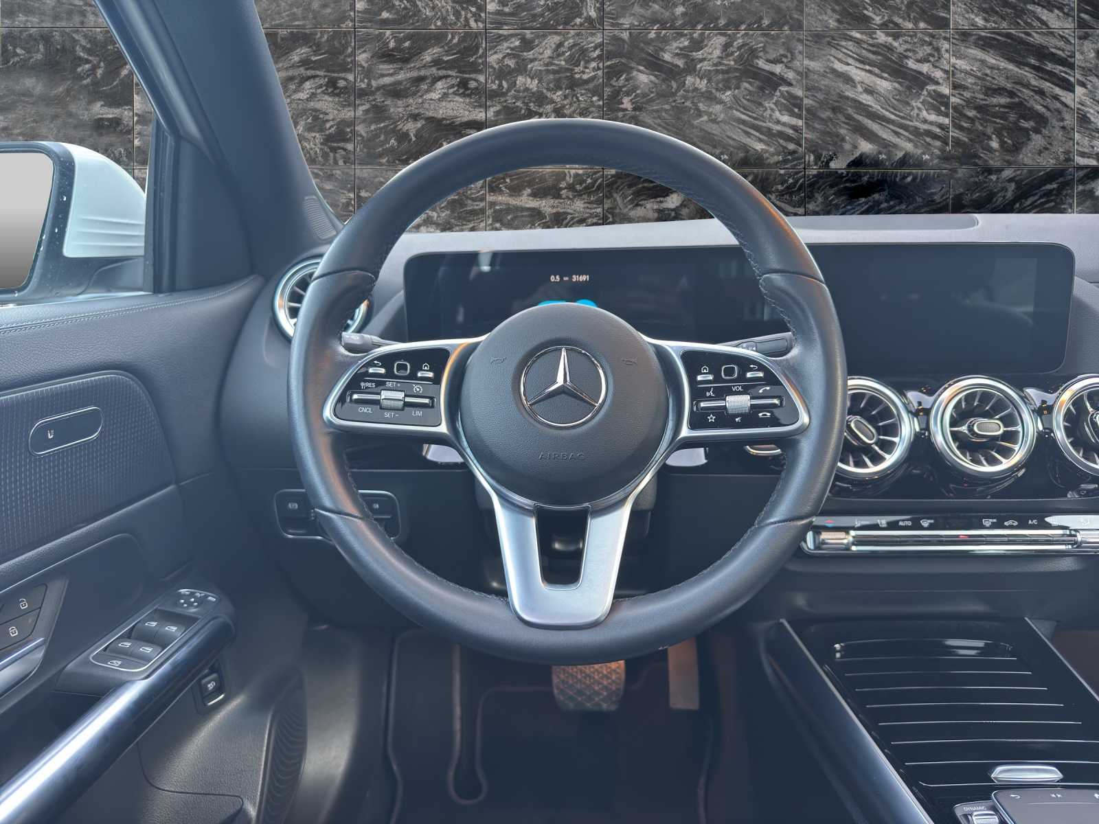 MERCEDES-BENZ EQA 350 4Matic-image-11