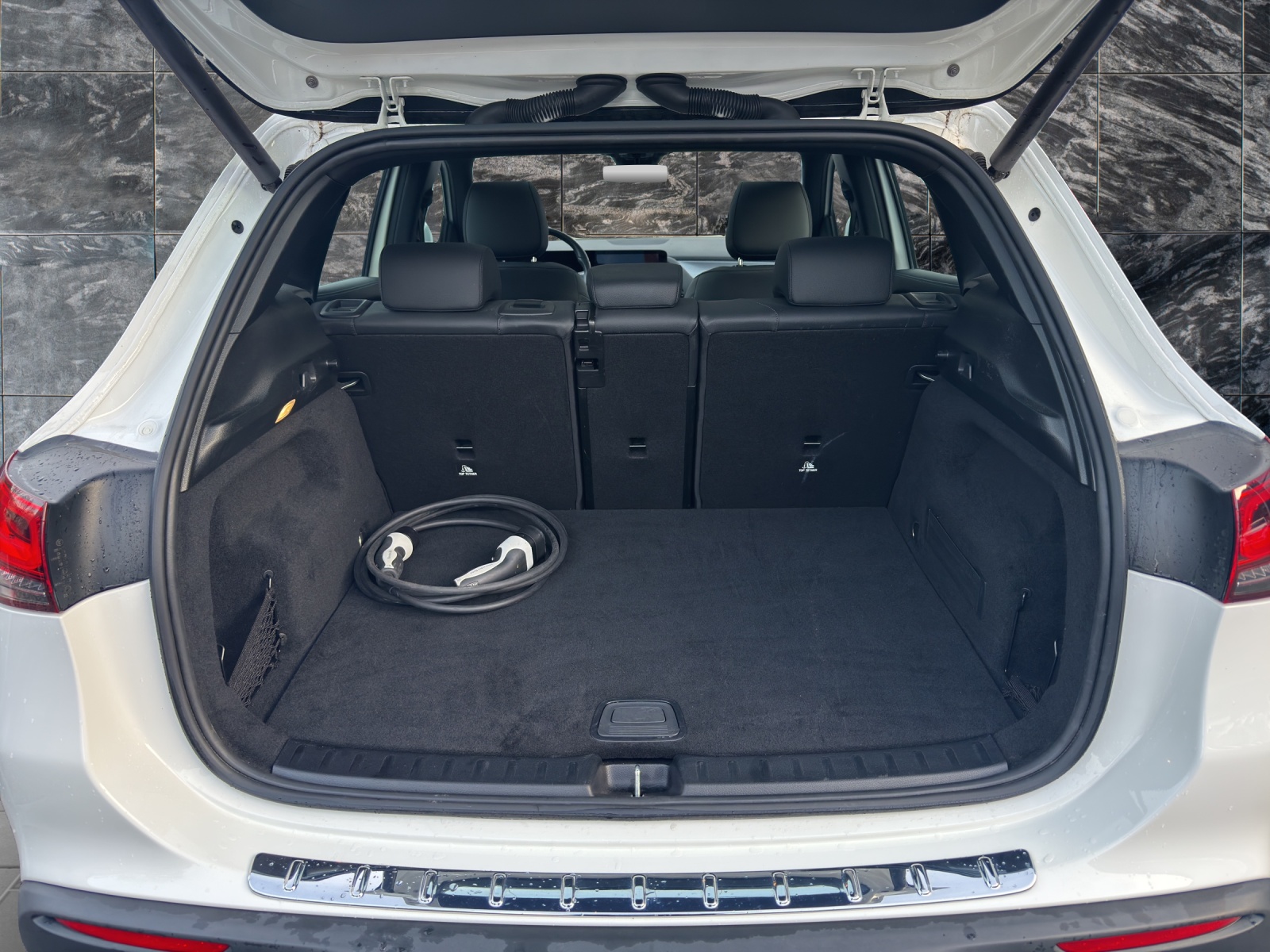 MERCEDES-BENZ EQA 350 4Matic-image-4
