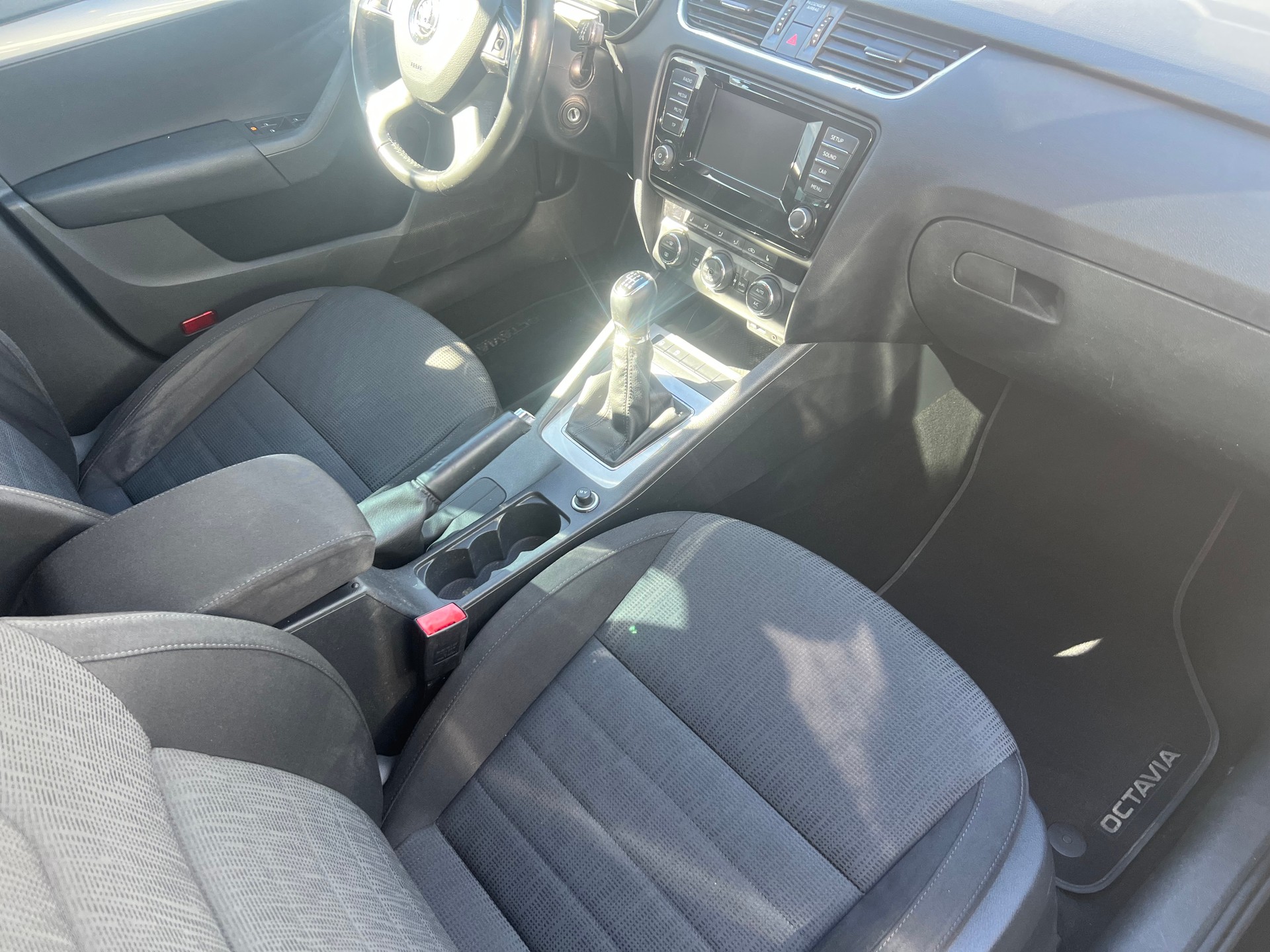 SKODA Octavia Combi 1.4 TSI Ambition-image-9