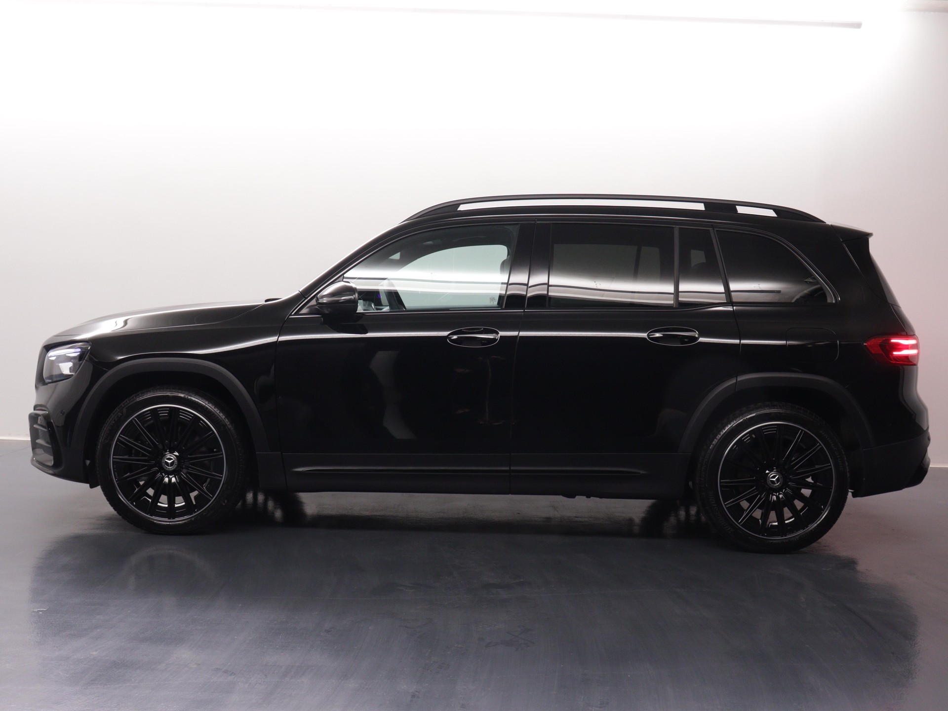 MERCEDES-BENZ GLB 220 d AMG Line 4matic-image-2