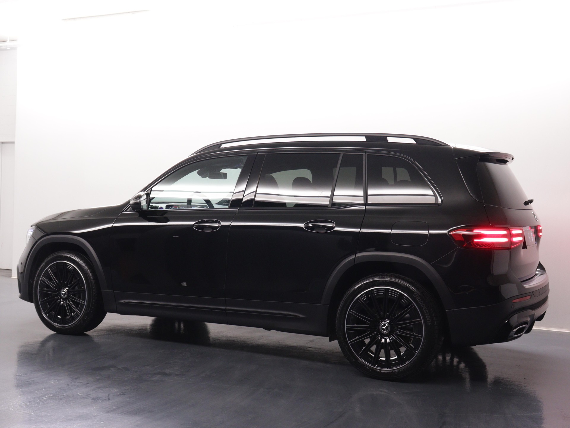 MERCEDES-BENZ GLB 220 d AMG Line 4matic-image-3