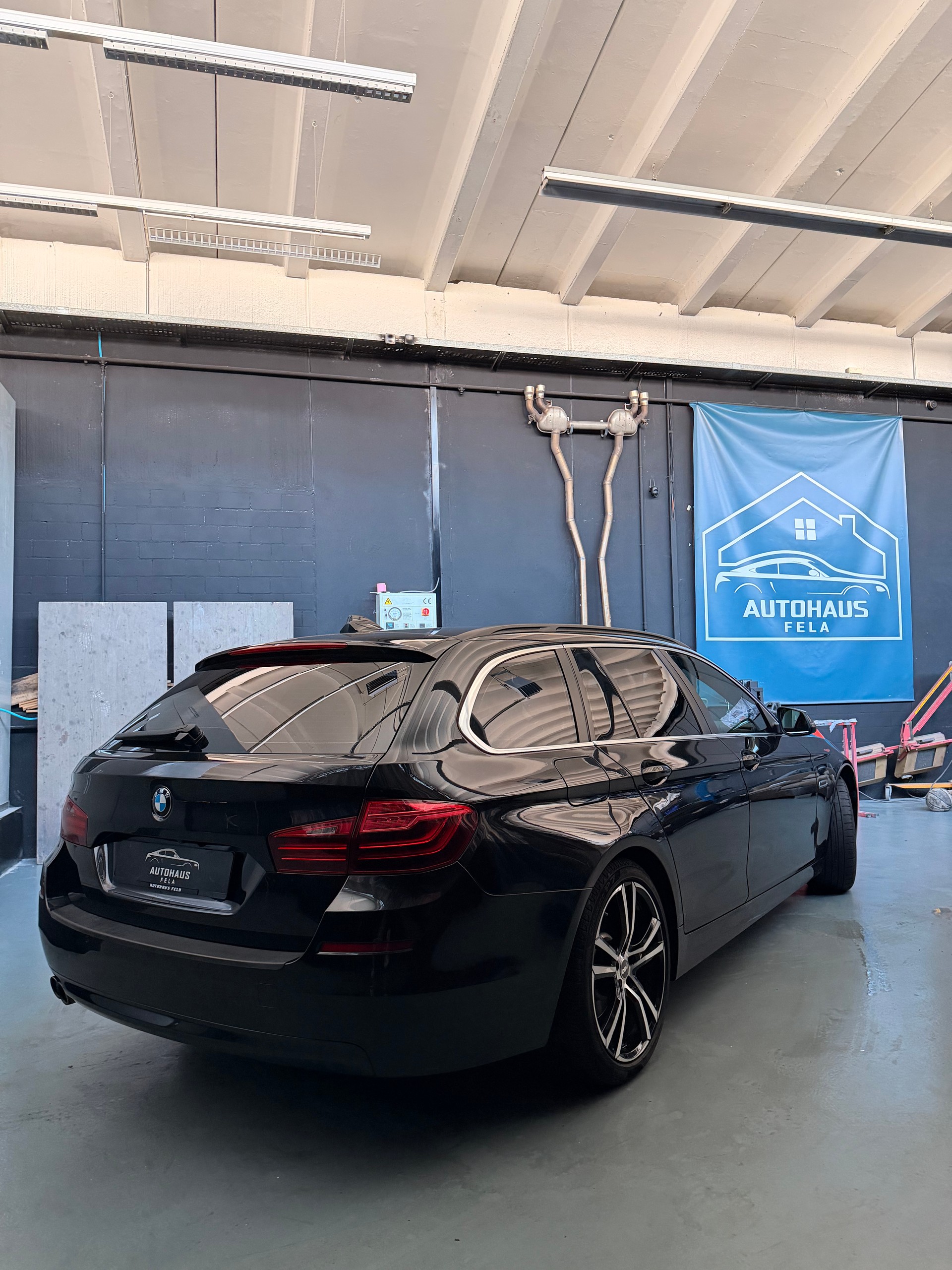 BMW 520d Touring xDrive Luxury Line Steptronic-image-2